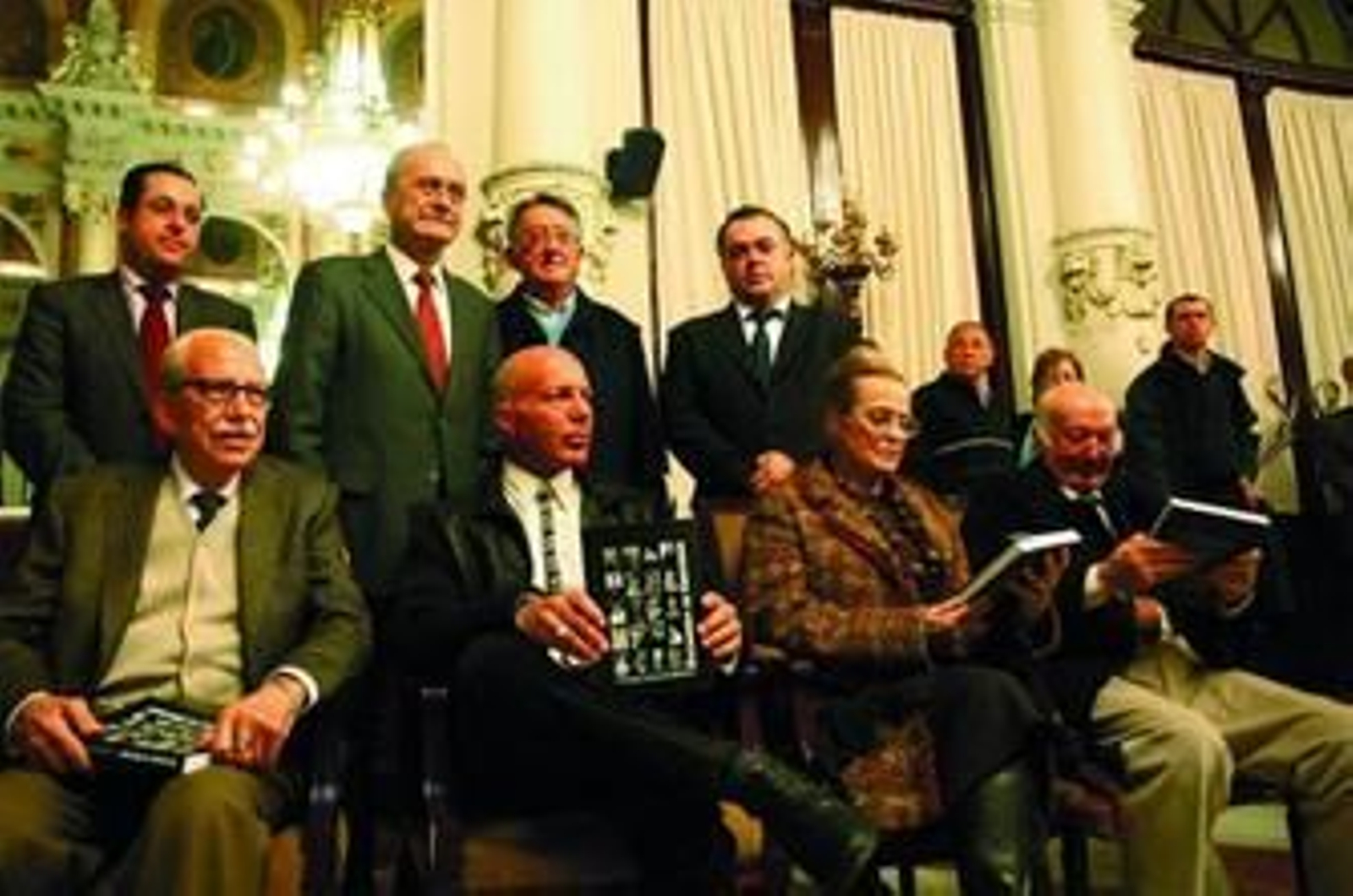 Varios de los homenajeados en el libro, ayer, en el Ayuntamiento de Málaga.