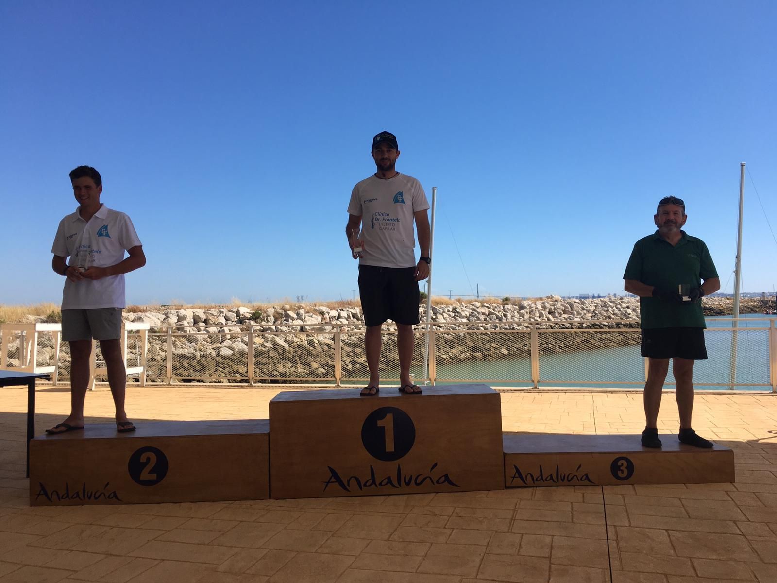 Guillermo Flores, en lo más alto del podio tras concluir el Andaluz en Cádiz.