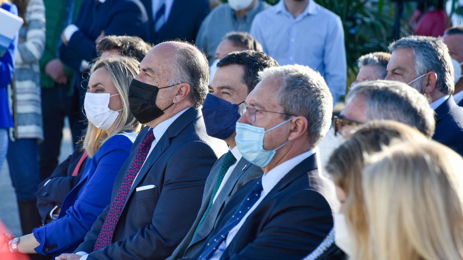 Las fotos del la visita de Juanma Moreno a las obras del Lago maritimo