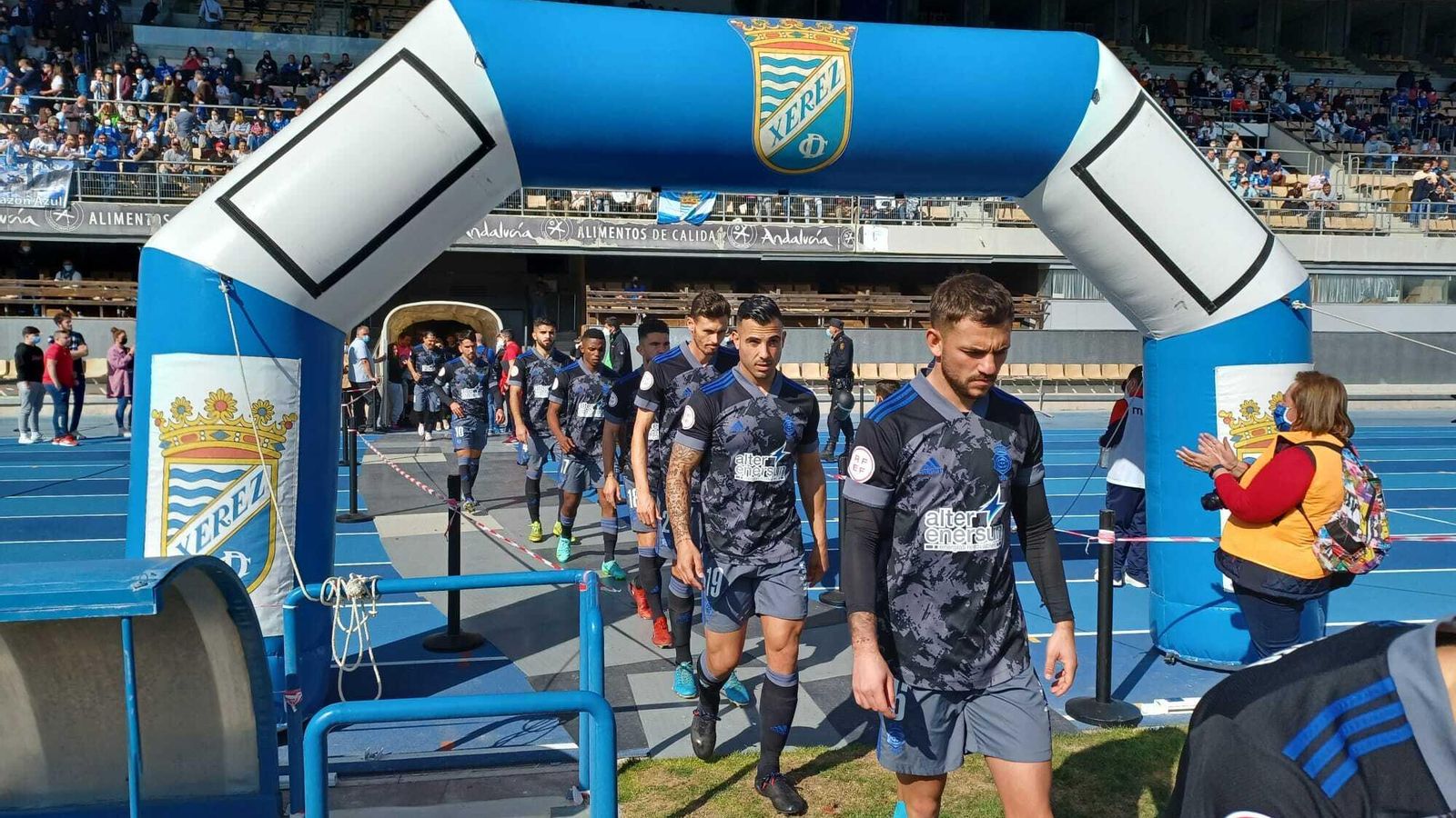 Los jugadores del Recre pasan por debajo del arco del Xerez CD.