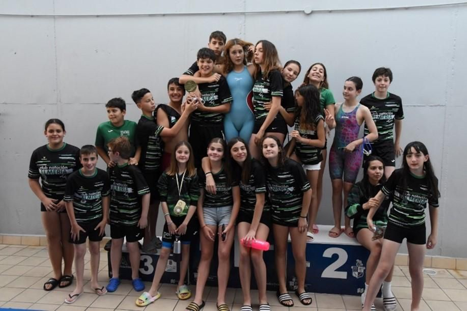 Los componentes del Club Natación Almería posan sobre el podio al término de la sexta jornada de la competición celebrada en Berja.