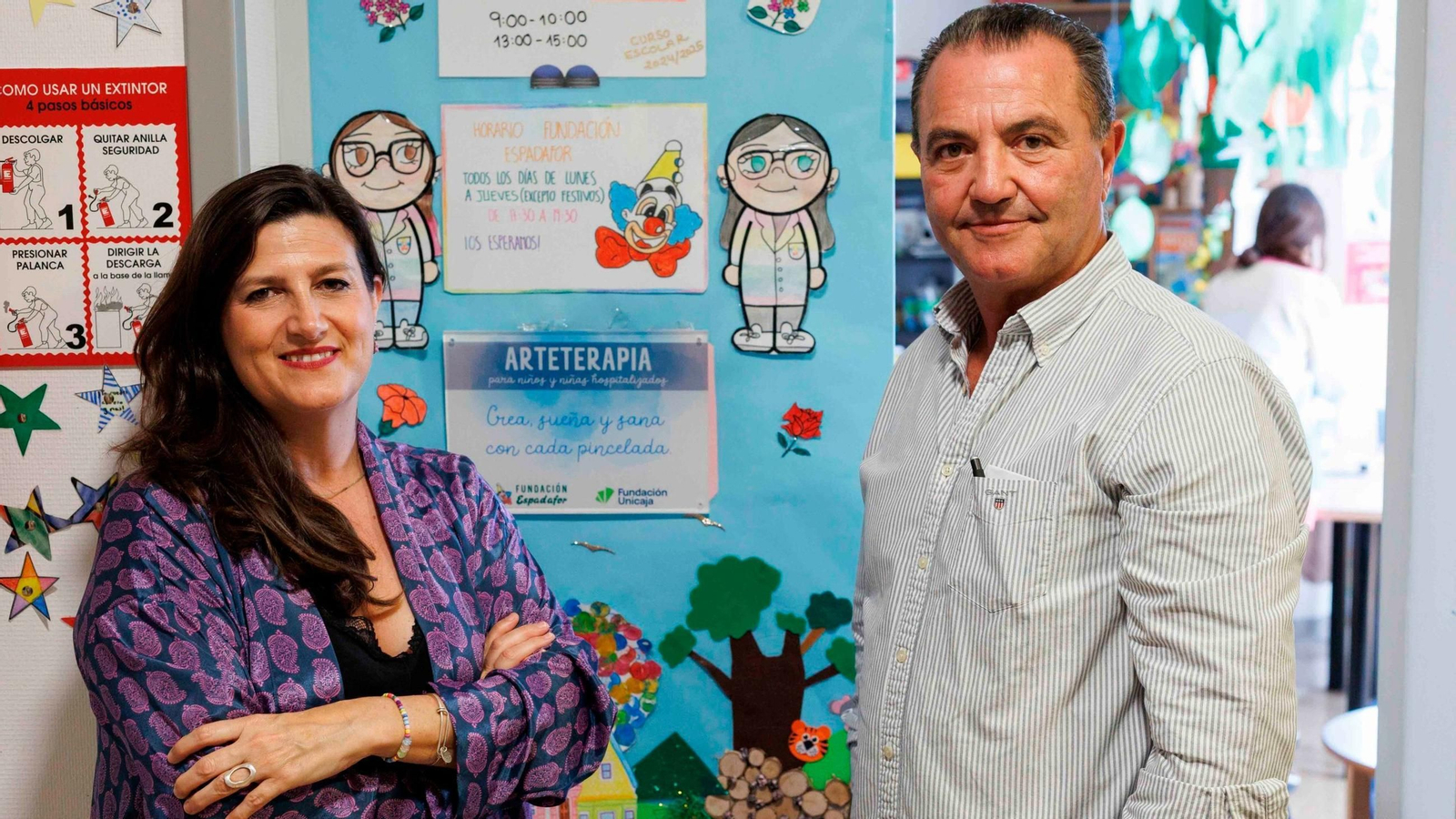 La responsable de Solidaridad e Investigación de la Fundación Unicaja , Ana Cabrera, ha visitado un taller de arteterapia en el Clínico San Cecilio, acompañada por José Espadafor