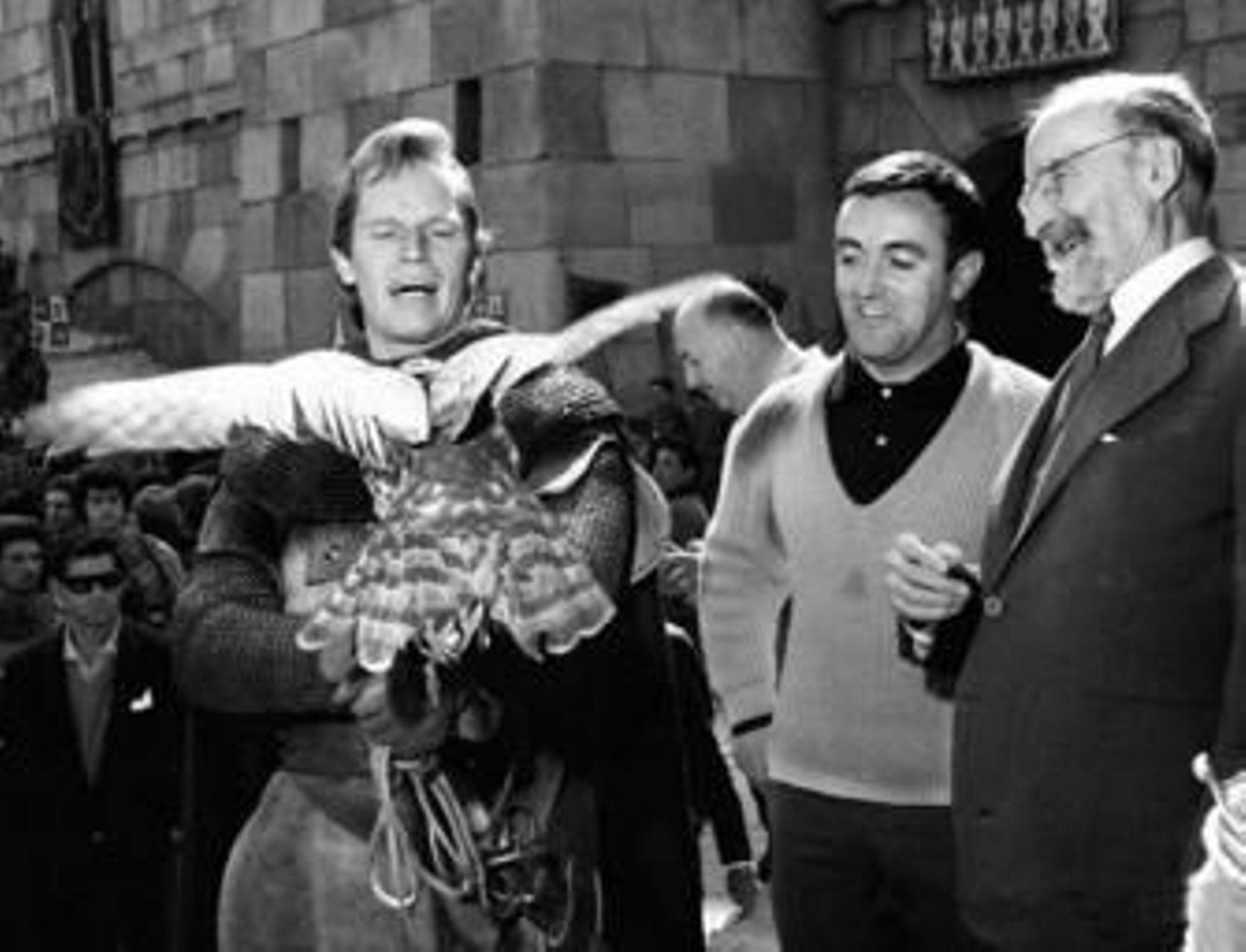 Heston, junto a Félix Rodríguez de la Fuente y Ramón Menéndez Pidal, en una pausa del rodaje en Madrid de 'El Cid', en 1961.