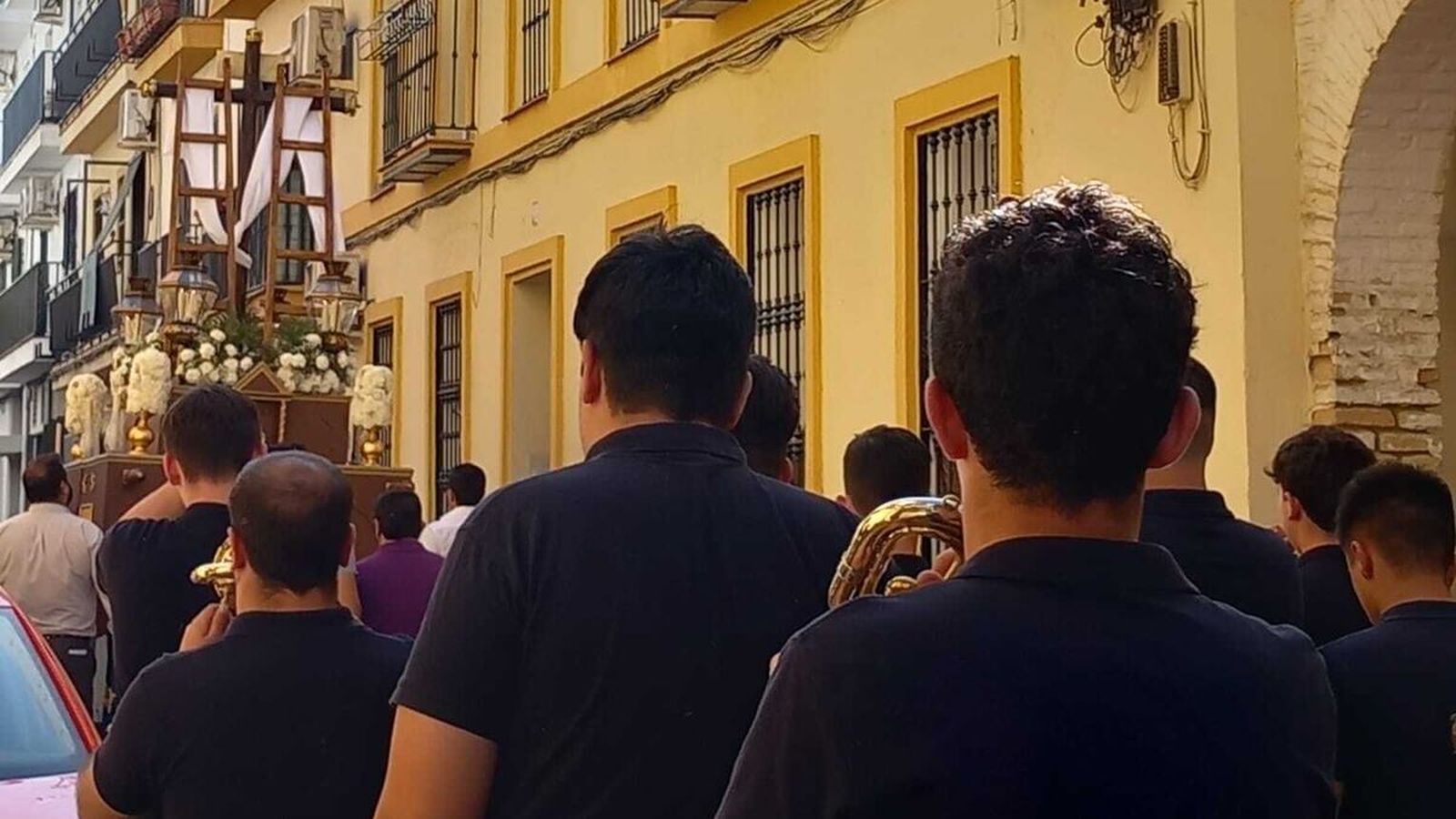 La Banda Juvenil de la Centuria Romana Macarena detrás de la Cruz.