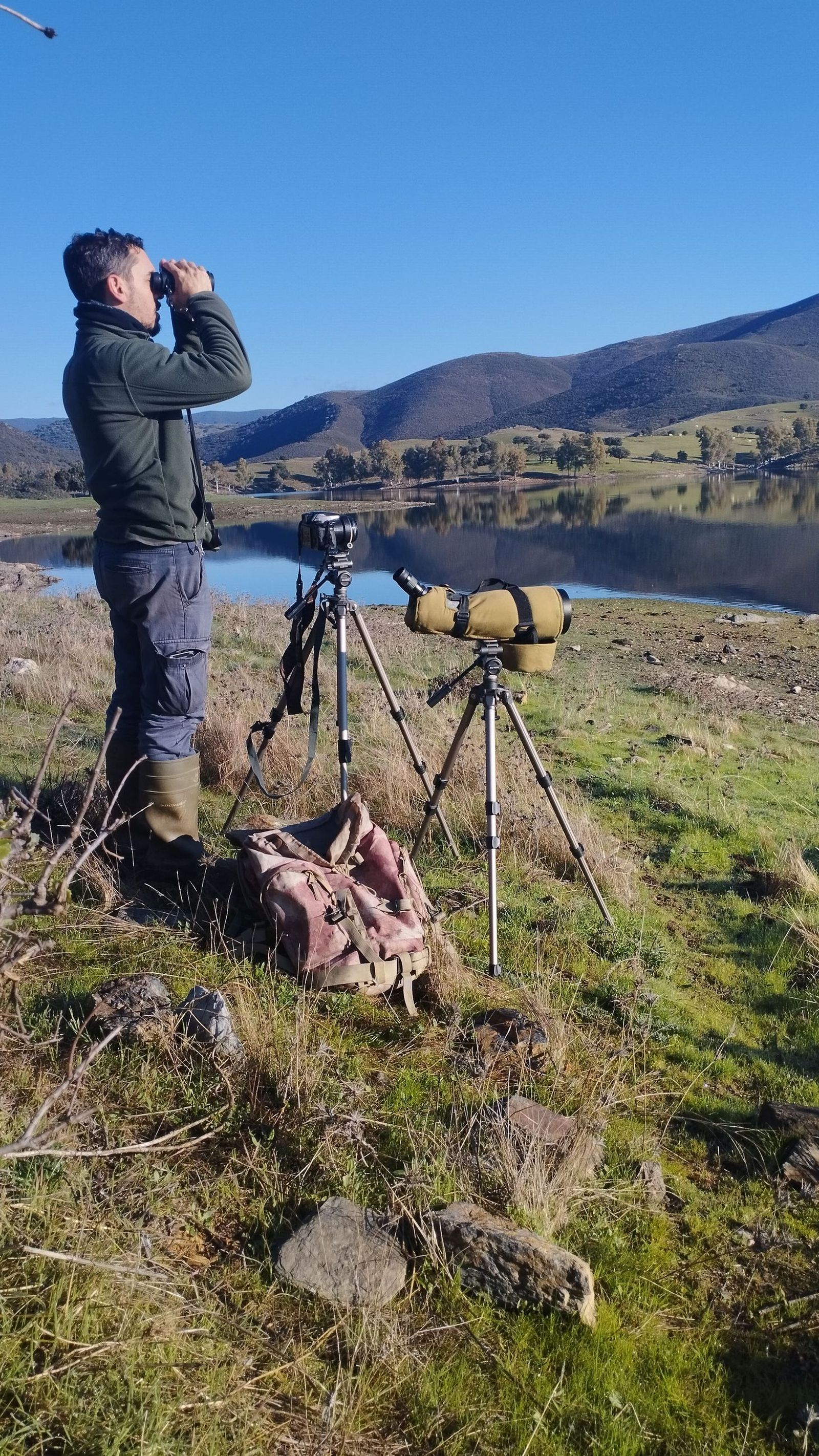 Javier Vázquez observando aves en la Sierra