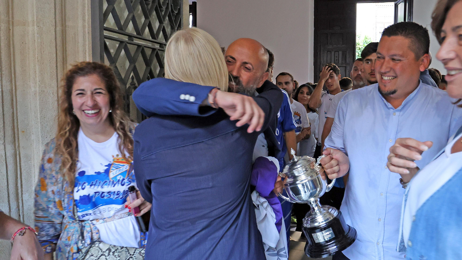 Baño de masas del Xerez CD en Jerez por su ascenso