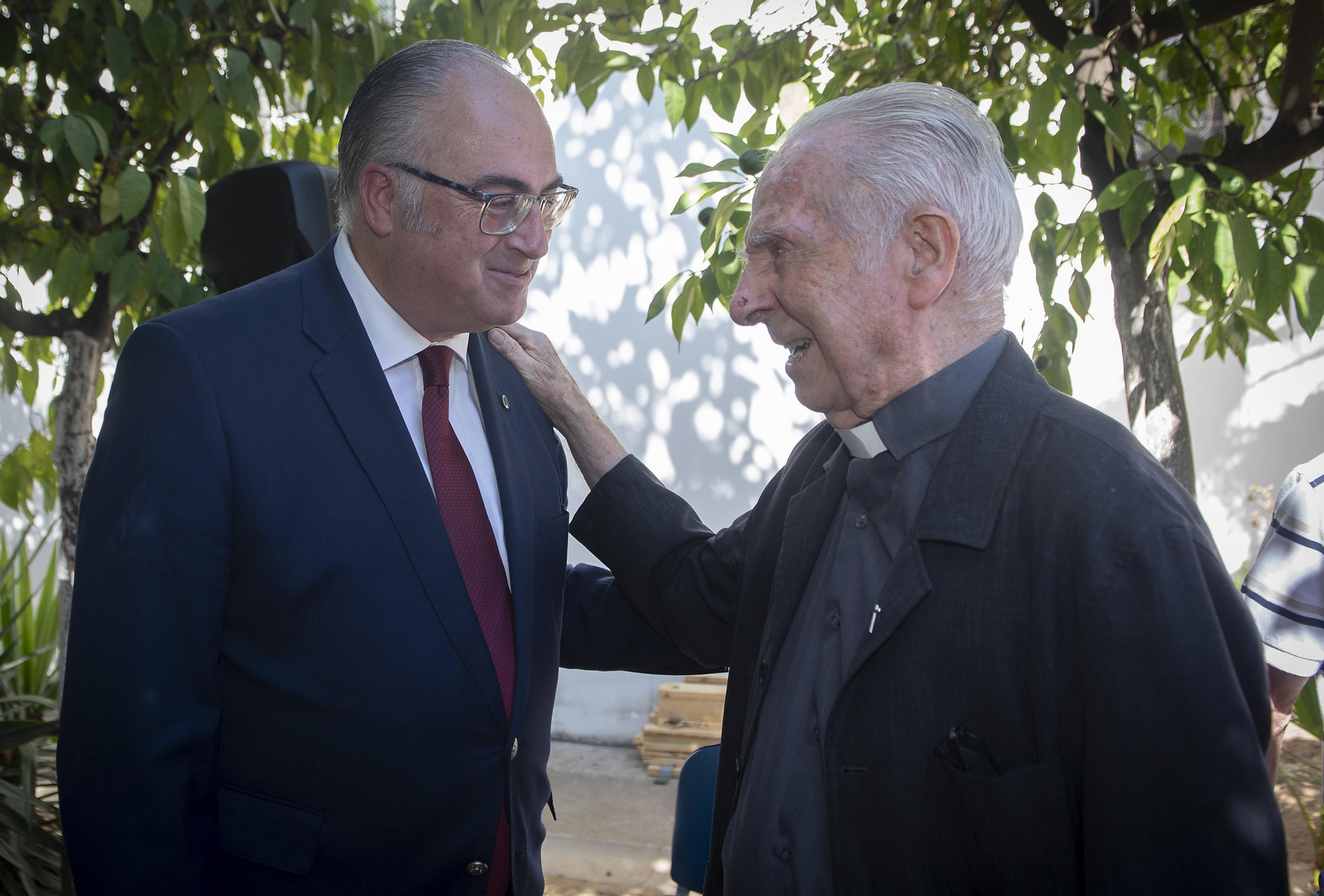 Las imágenes de la inauguración de los jardines del párroco D. Pedro Ybarra