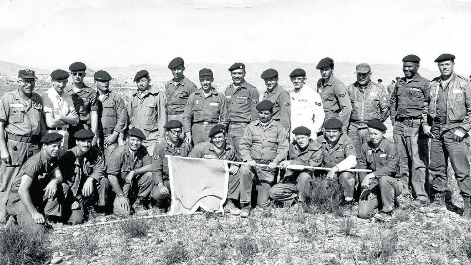 Soldados norteamericanos junto con locales en Palomares.