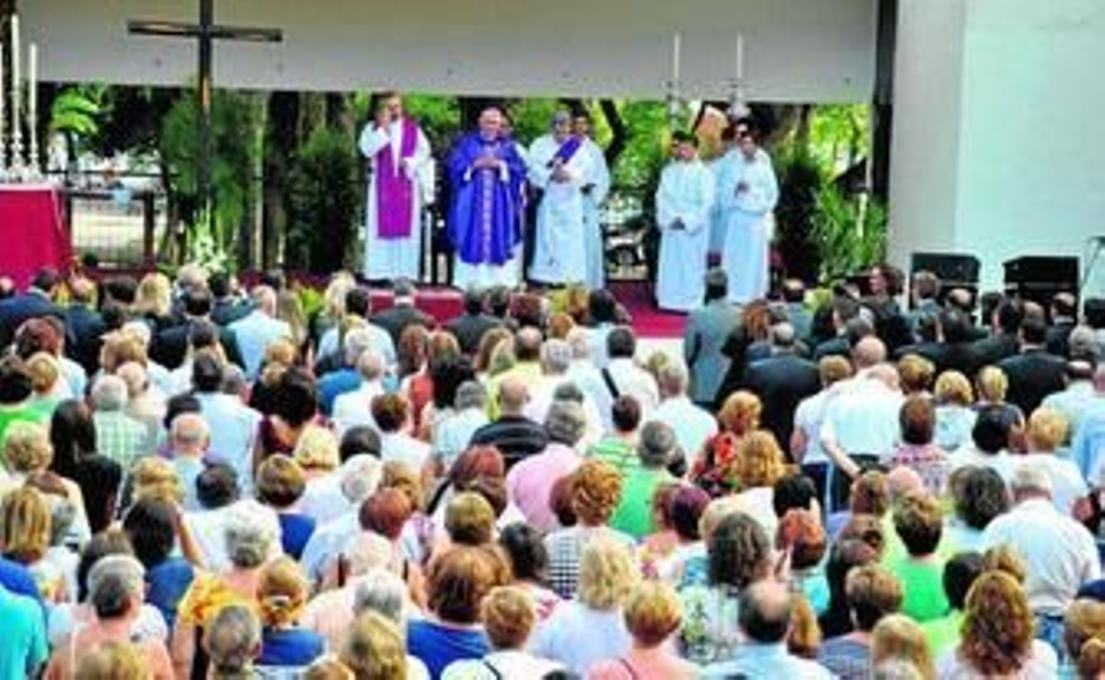 El obispo diocesano, Rafael Zornoza, durante el funeral que ayer tarde se celebró en el auditorio del parque Almirante Laulhé.