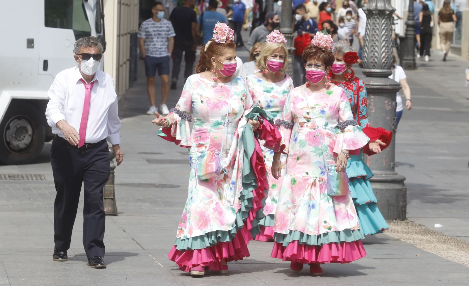 La quedada de las mujeres cordobesas vestidas de flamencas, en imágenes