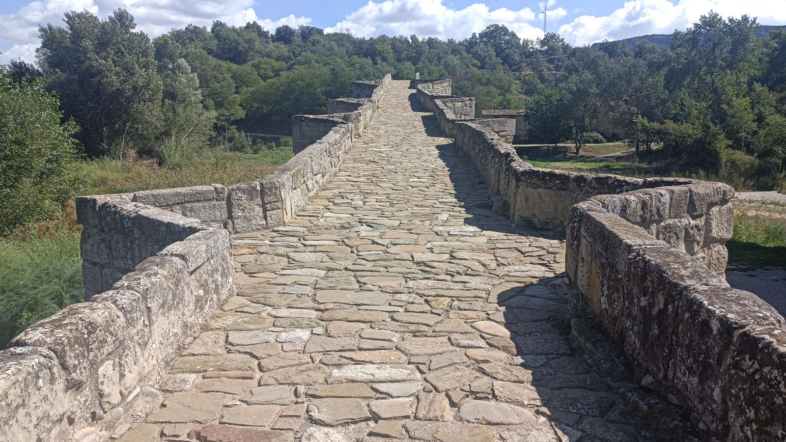 Sobre el puente de Capella. Al otro lado hay un merendero.