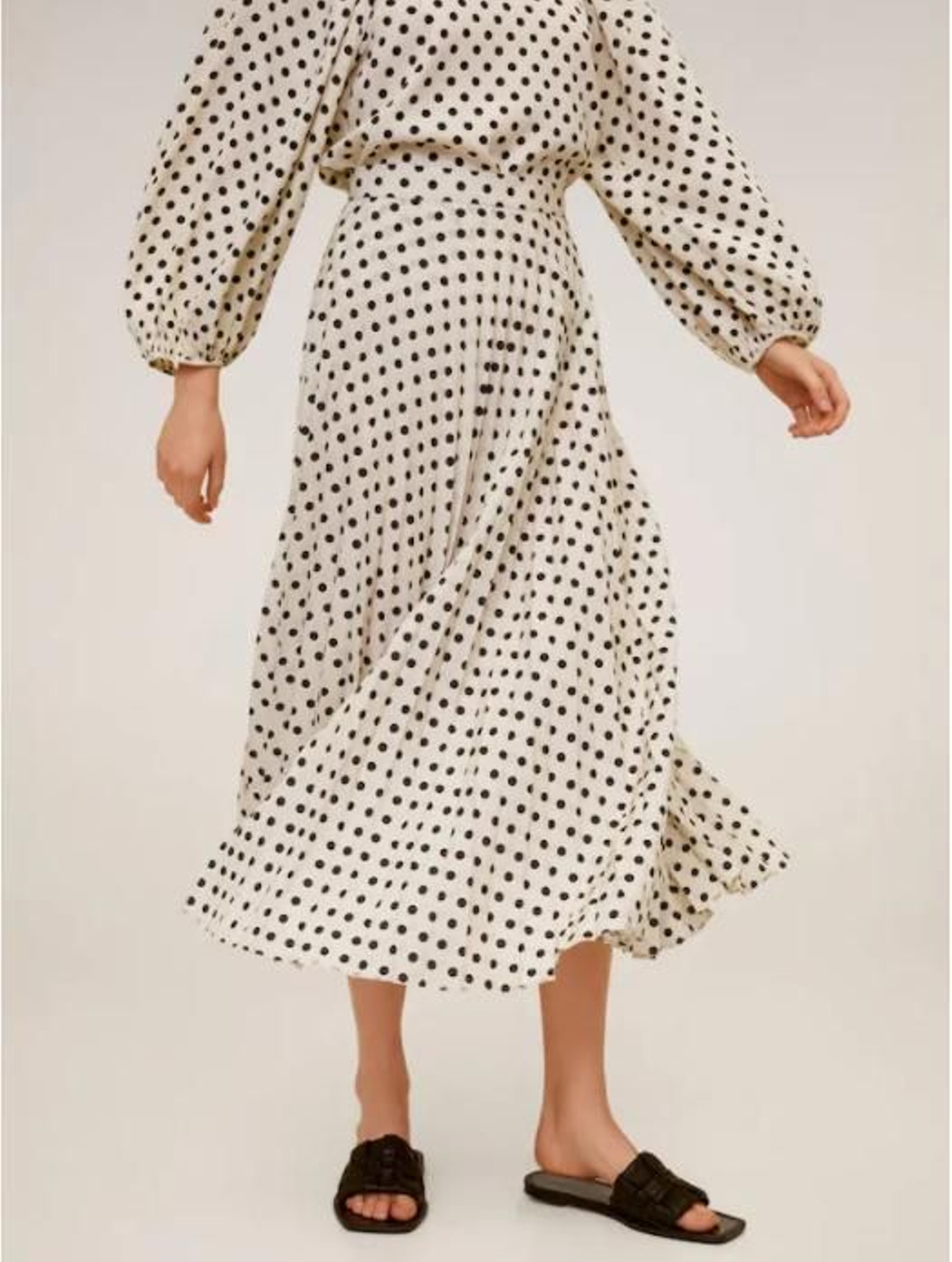 La falda plisada de lunares de Mango outlet.