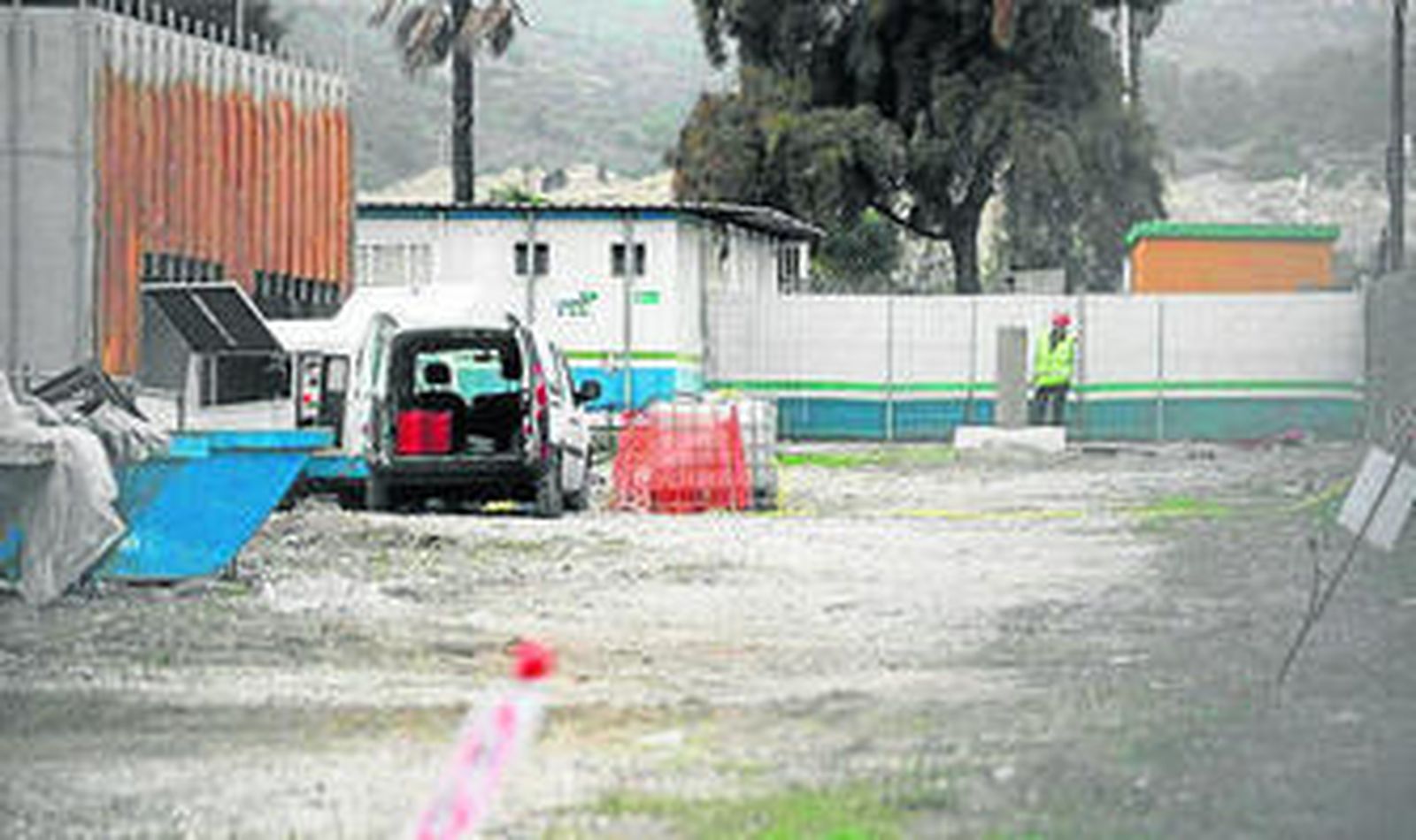 Un obrero, en los alrededores del futuro hospital.