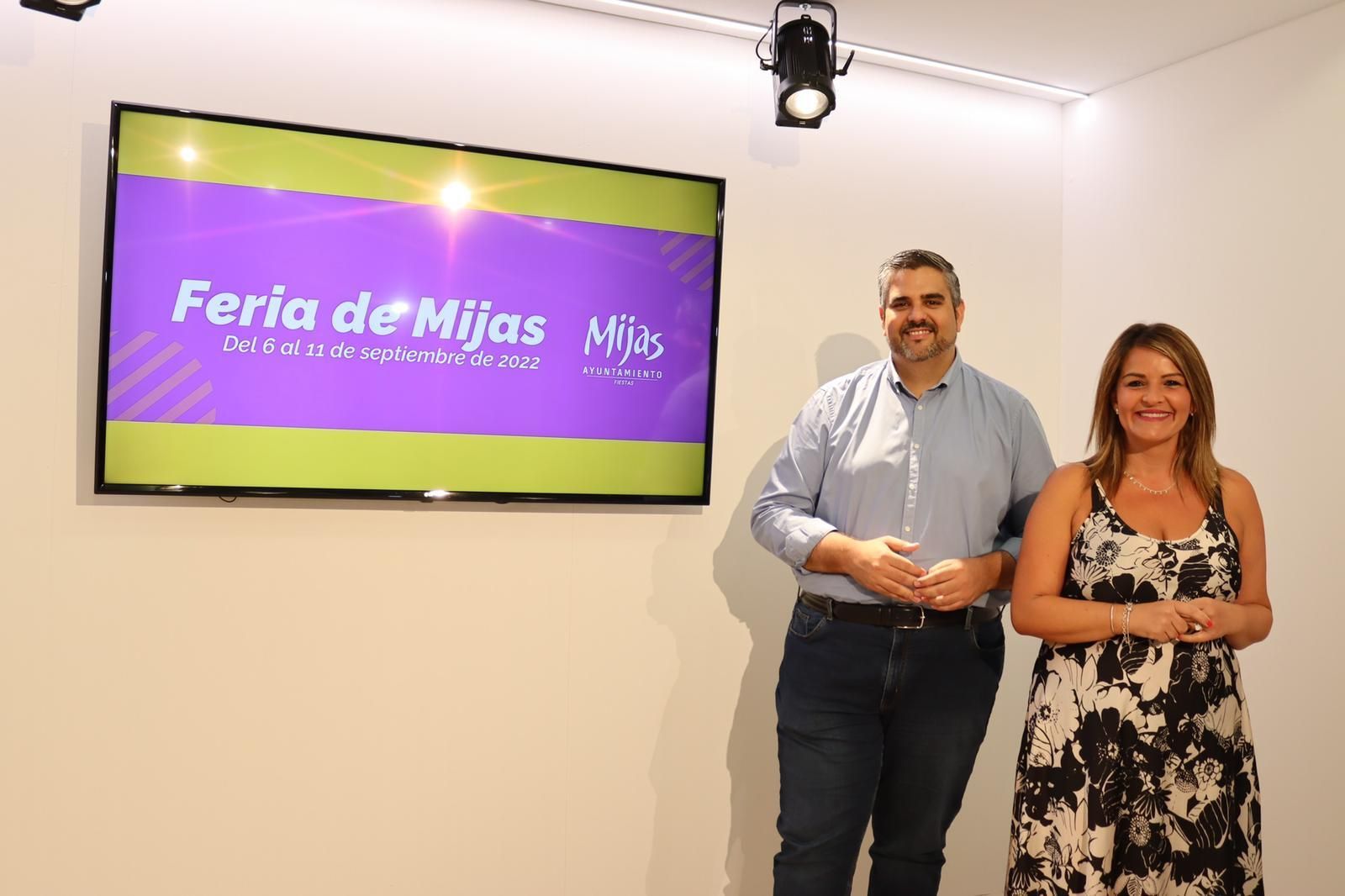 El alcalde de Mijas, Josele González, y la concejala de Fiestas, Tamara Vera.