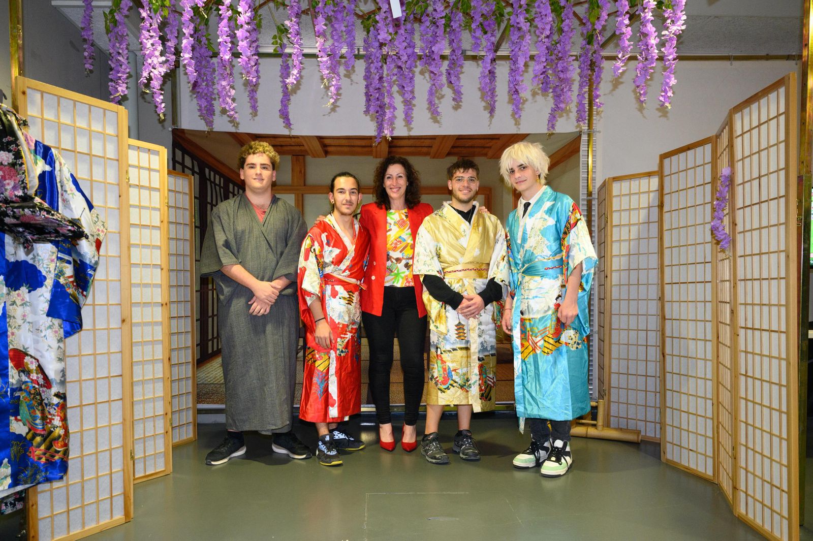 La alcaldesa de Almería, María del Mar Vázquez durante su visita a la ExpOtaku.