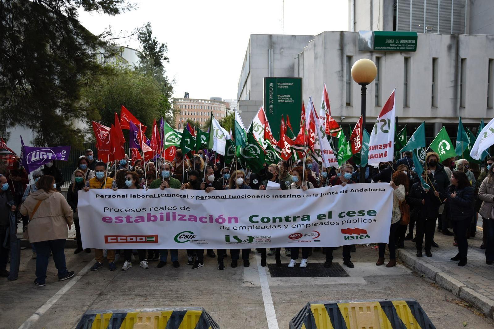 Concentración sindical ante la Delegación del Gobierno de la Junta para reclamar la estabilización laboral de los empleados públicos.