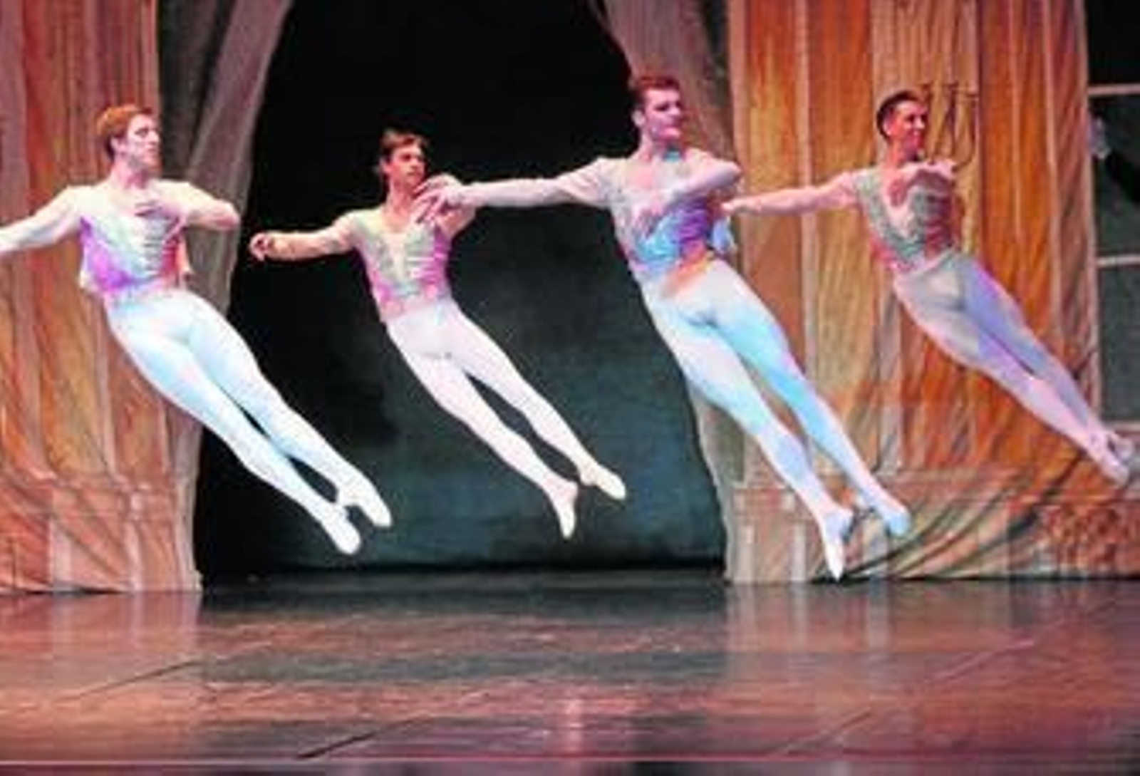 Imagen de varios bailarines de la compañía, ayer sobre las tablas del Florida.