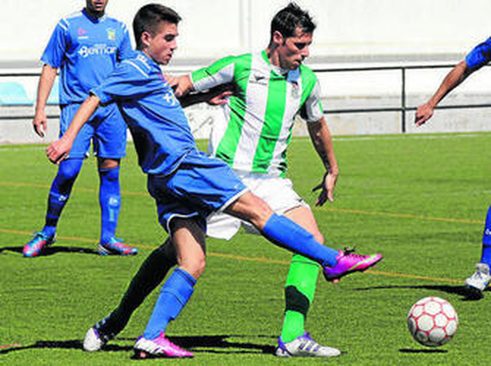 El juvenil Juanlu, autor del primer gol, pasa a un compañero.