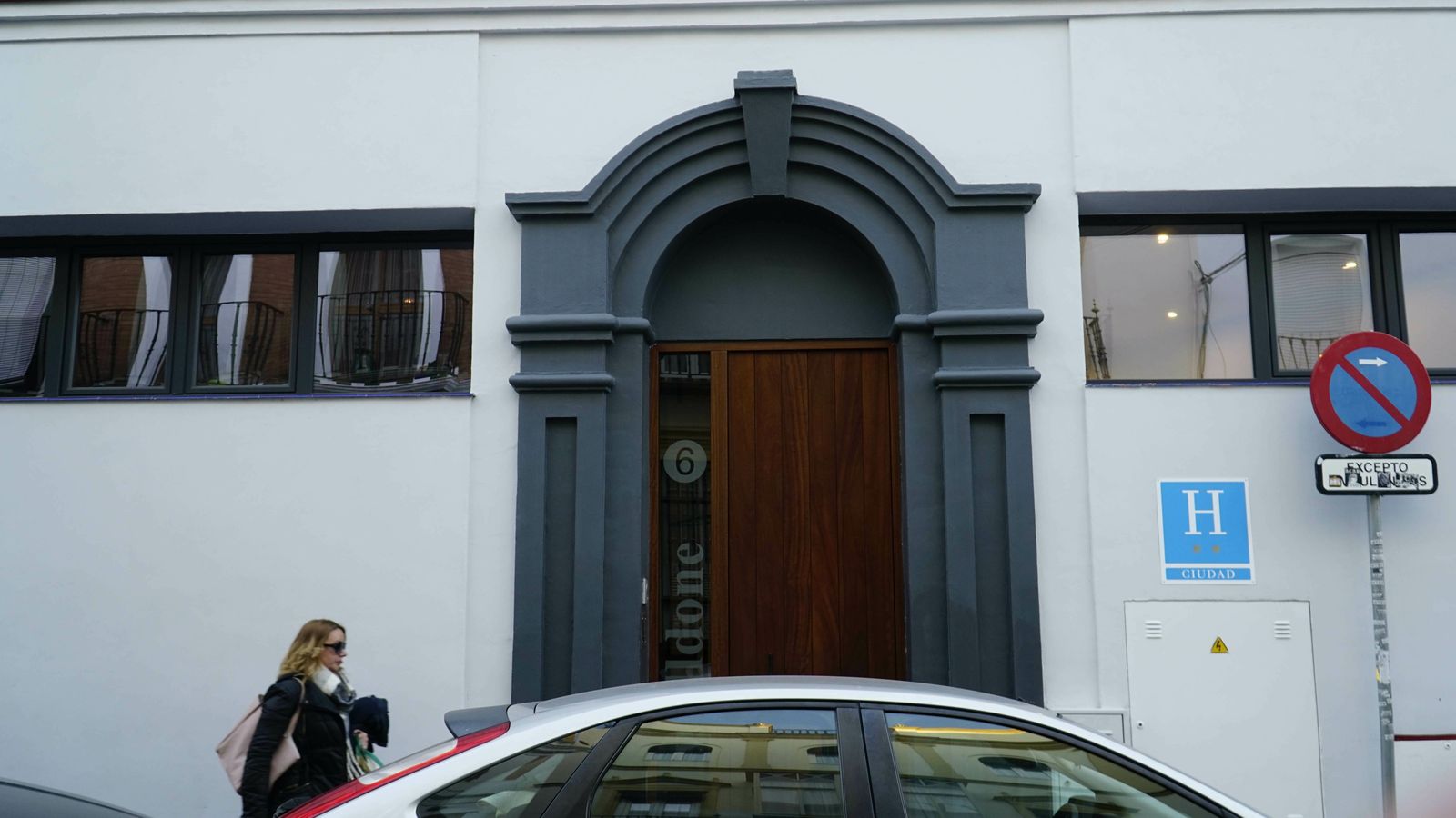 Entrada principal al establecimiento hotelero que era una residencia de mayores.