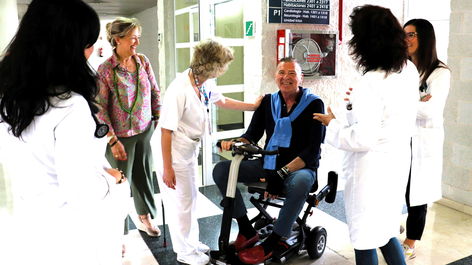 Rafael Díaz llega al hospital Juan Ramón Jiménez, acompañado de su mujer, siendo recibido por la enfermera gestora de casos, Marisa Rodríguez, y el resto del equipo multidisciplinar de ELA.