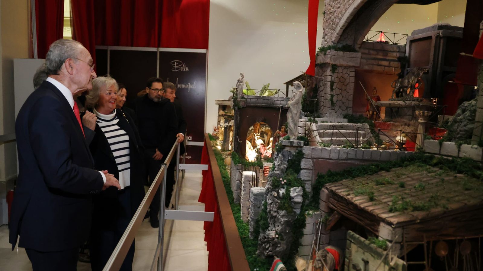 El alcalde, visitó este viernes el Belén Municipal.