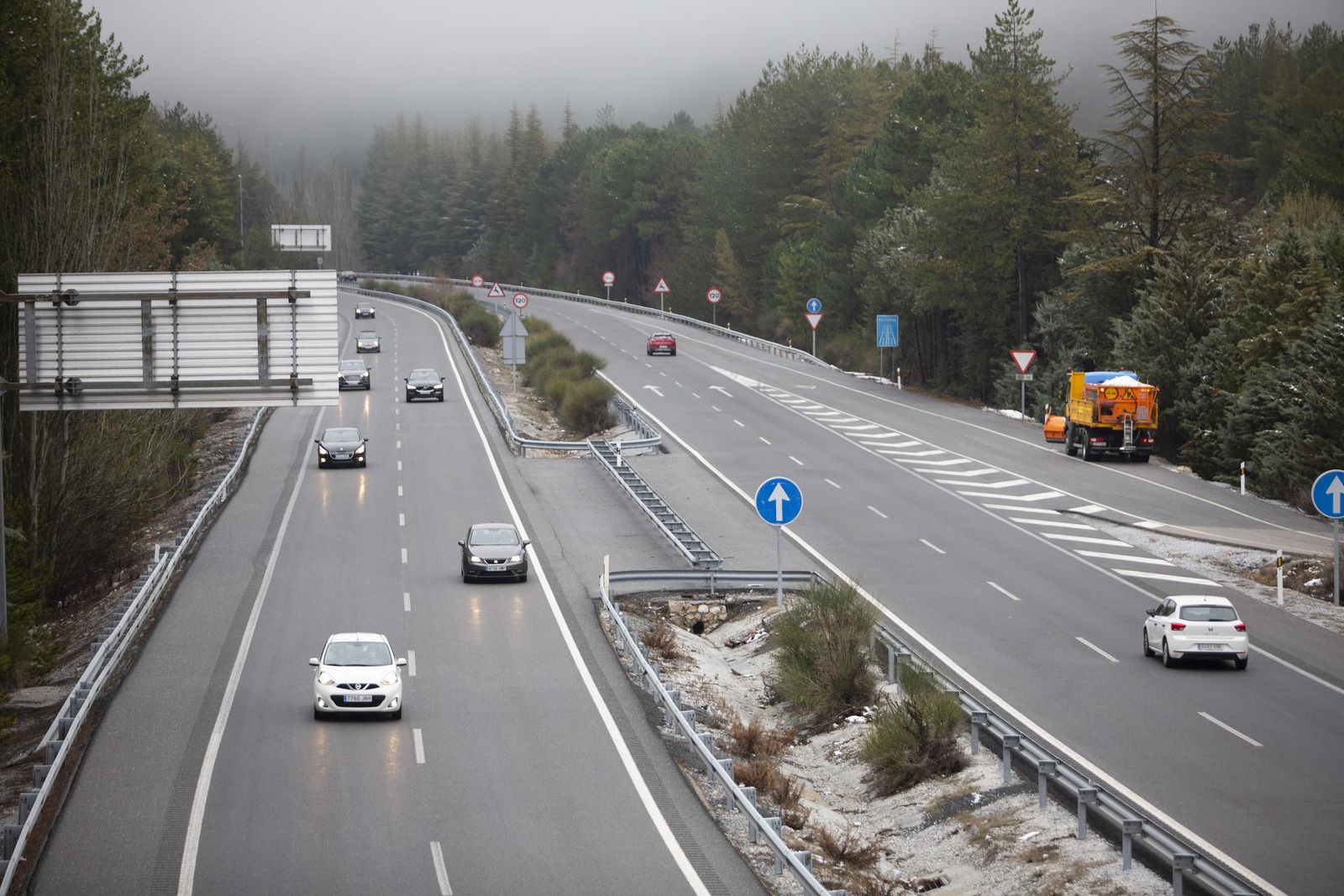 El Puerto de la Mora, limpio de nieve este mediodía