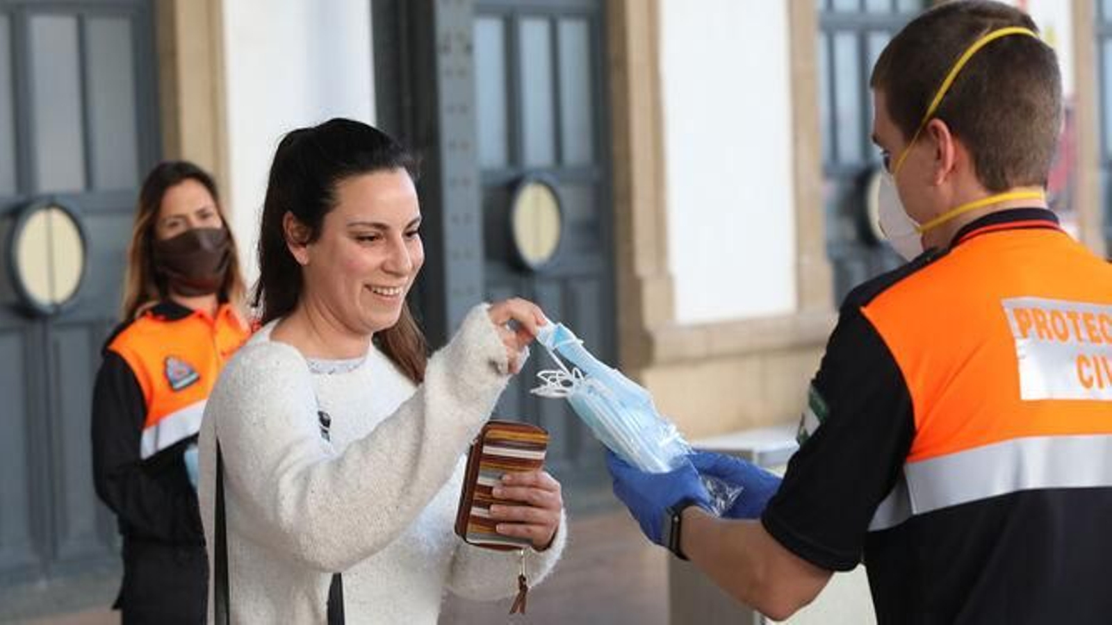 Reparto de mascarillas en la estación de trenes de Jerez durante la fase aguda de la pandemia.