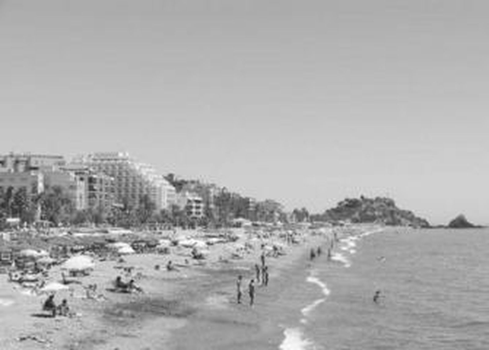 La cadena Helios ya dispone de un hotel en Almuñécar, el edificio blanco al fondo de la imagen.