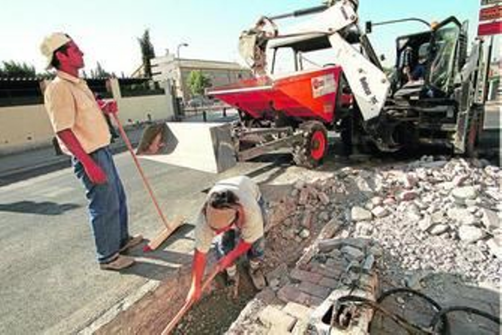 En verano de 2003 se eliminó el carril bici de la Avenida de Dílar, una medida que fue promesa electoral de Torres Hurtado.