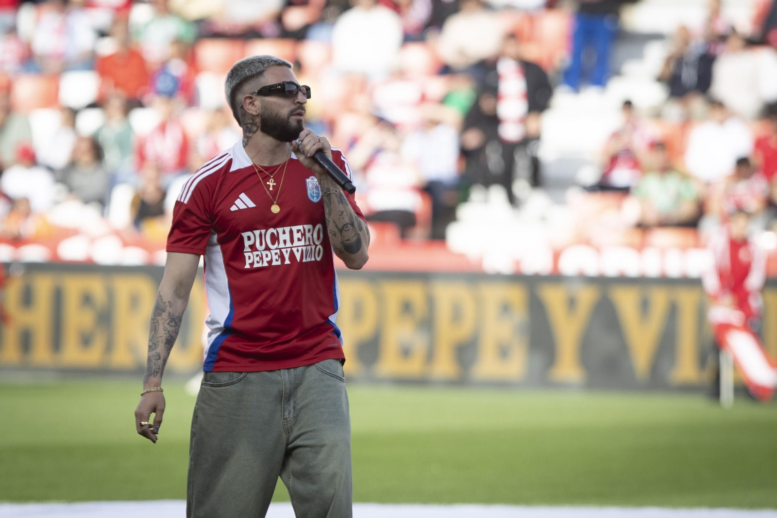 Encuéntrate en el recibimiento al Granada y la grada de Los Cármenes