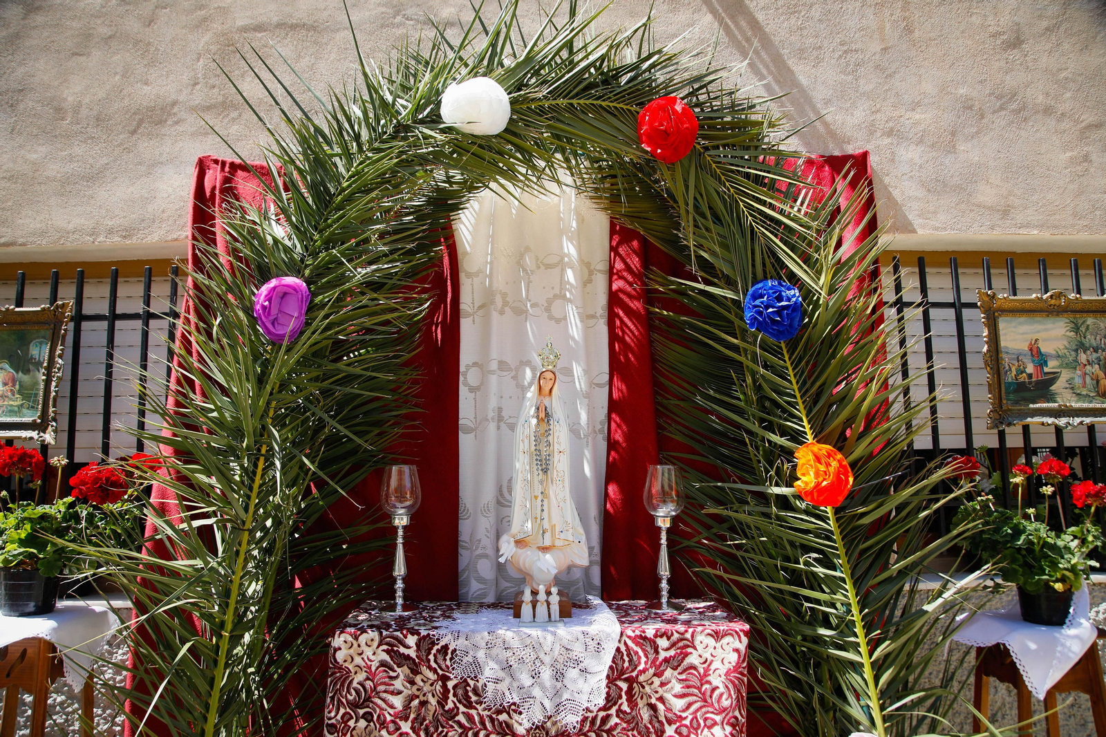 Así es la gran alfombra de serrín para que levite la Virgen de Fátima de Tíjola