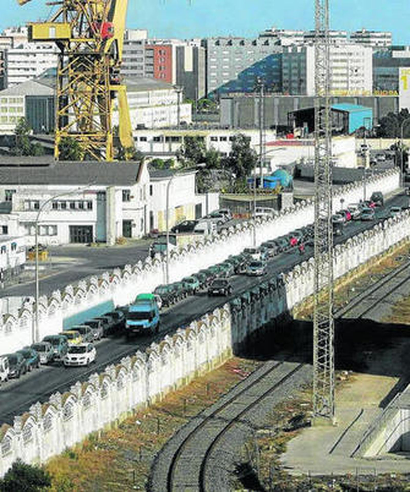 La carretera industrial, donde irá la primera fase del parking.