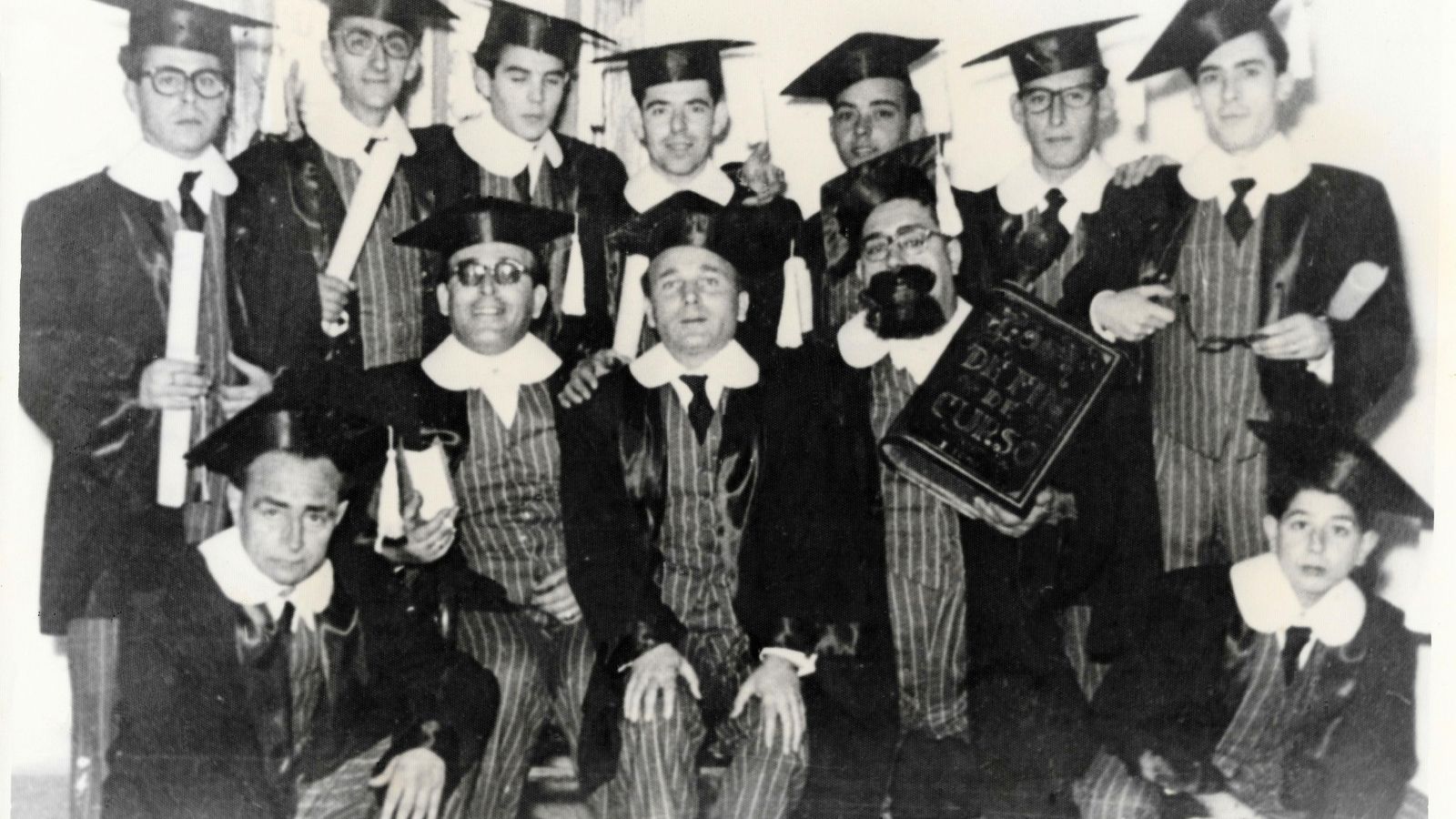 La agrupación 'Los de fin de curso', de 1956, con Paco Alba en el centro.