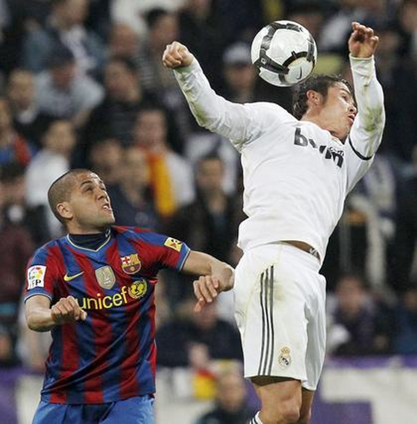 El Barcelona da un golpe casi definitivo a la Liga en el Santiago Bernabéu. / EFE