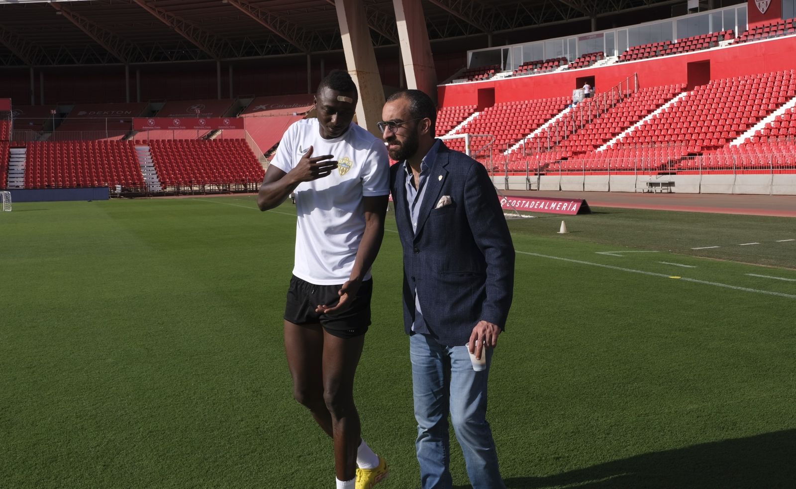 Mohamed El Assy charla con Umar Sadiq horas antes de la marcha del nigeriano