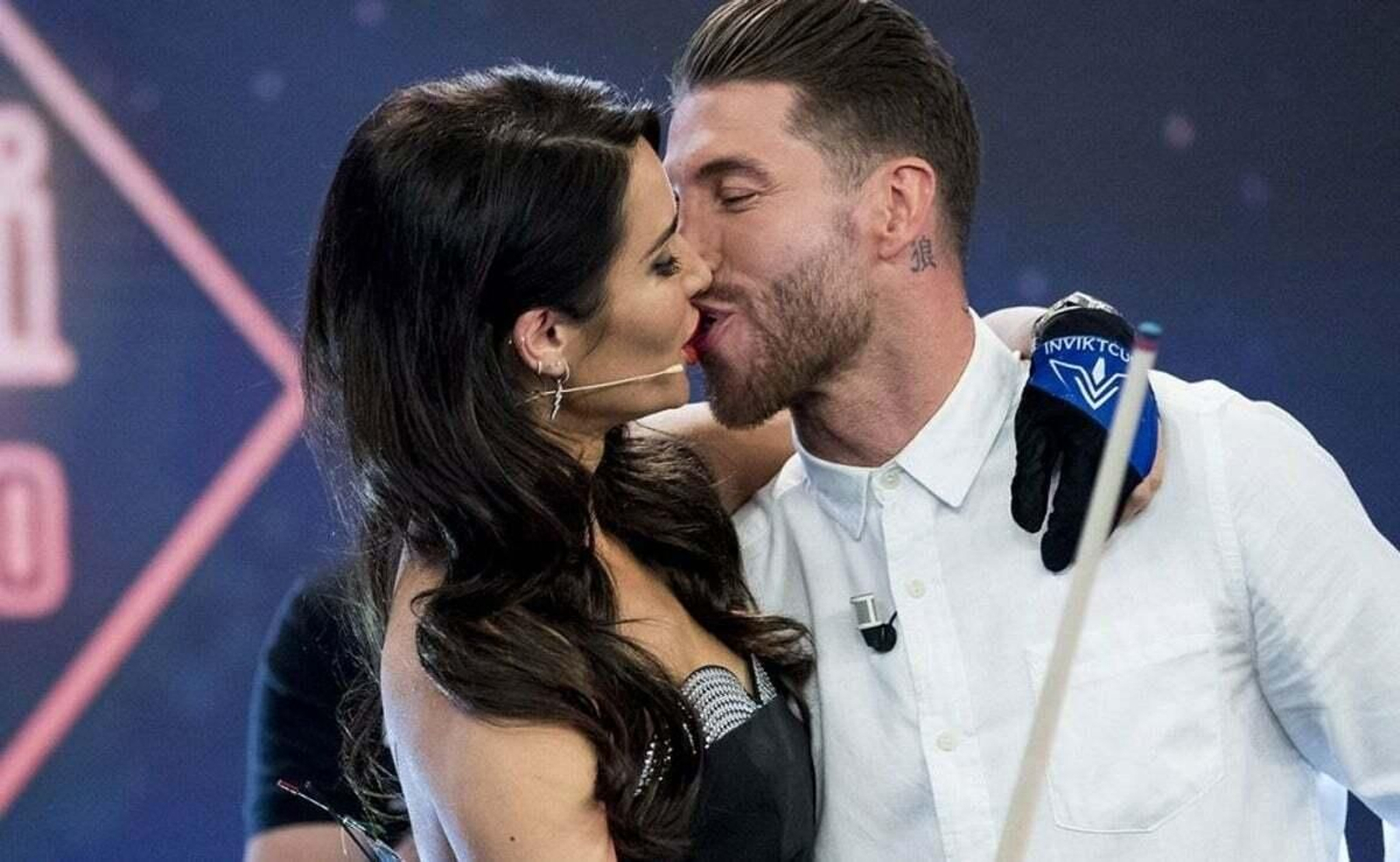 Pilar y Sergio Ramos se besan en 'El hormiguero 3.0'.