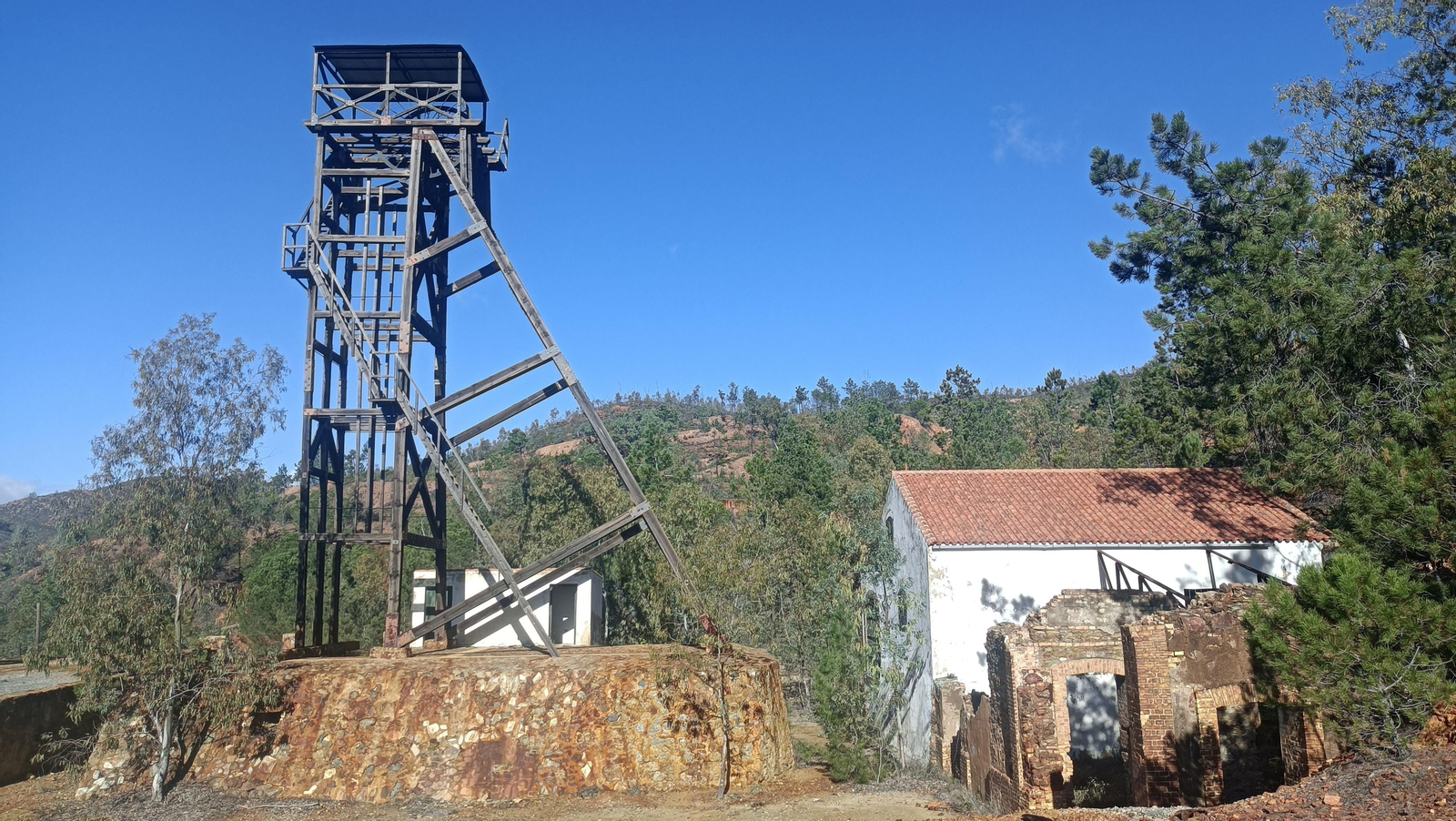 El castillete del malacate de la mina nos marca el camino.