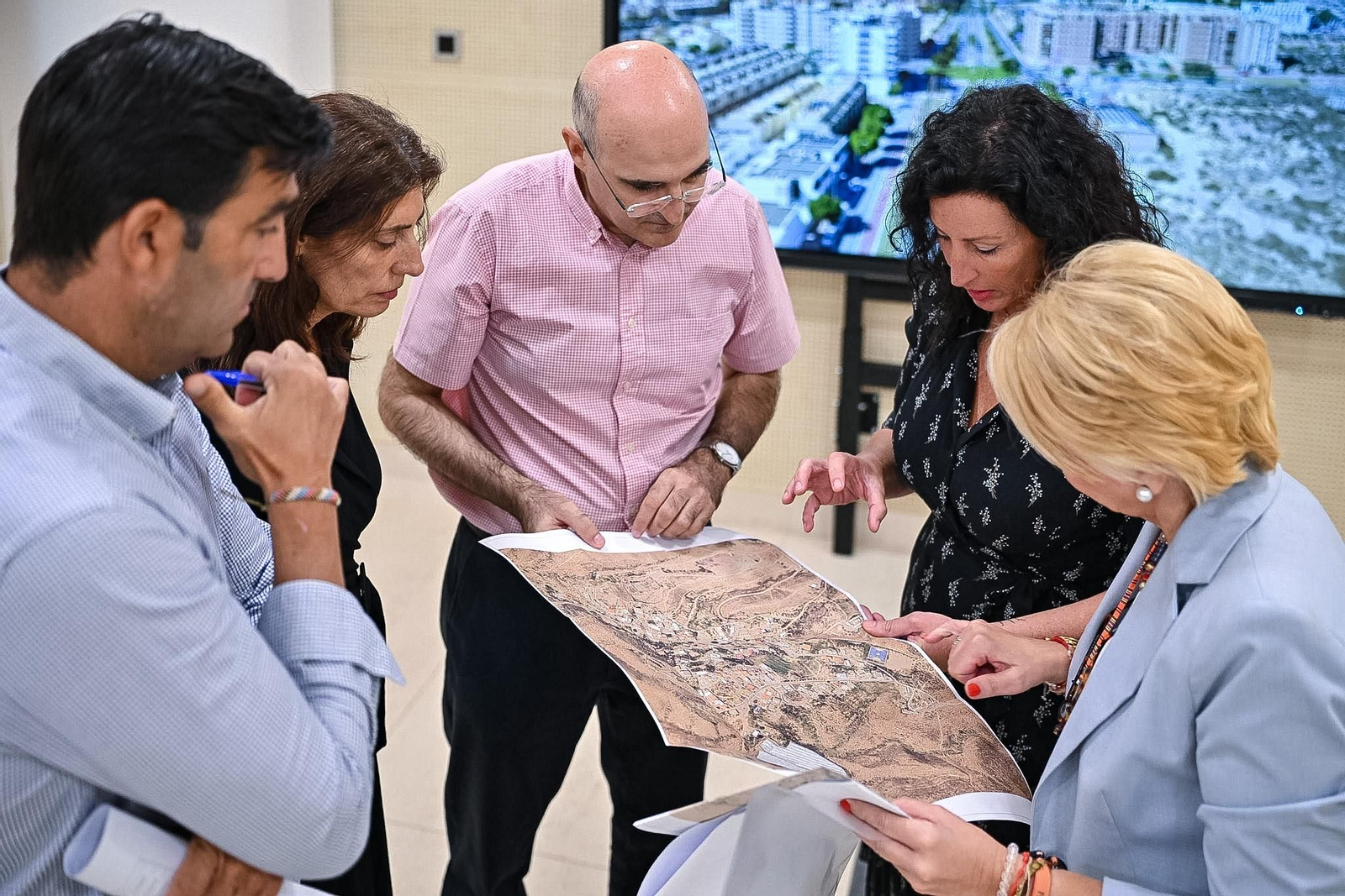 La alcaldesa y la concejal de Urbanismo con técnicos de la Gerencia.