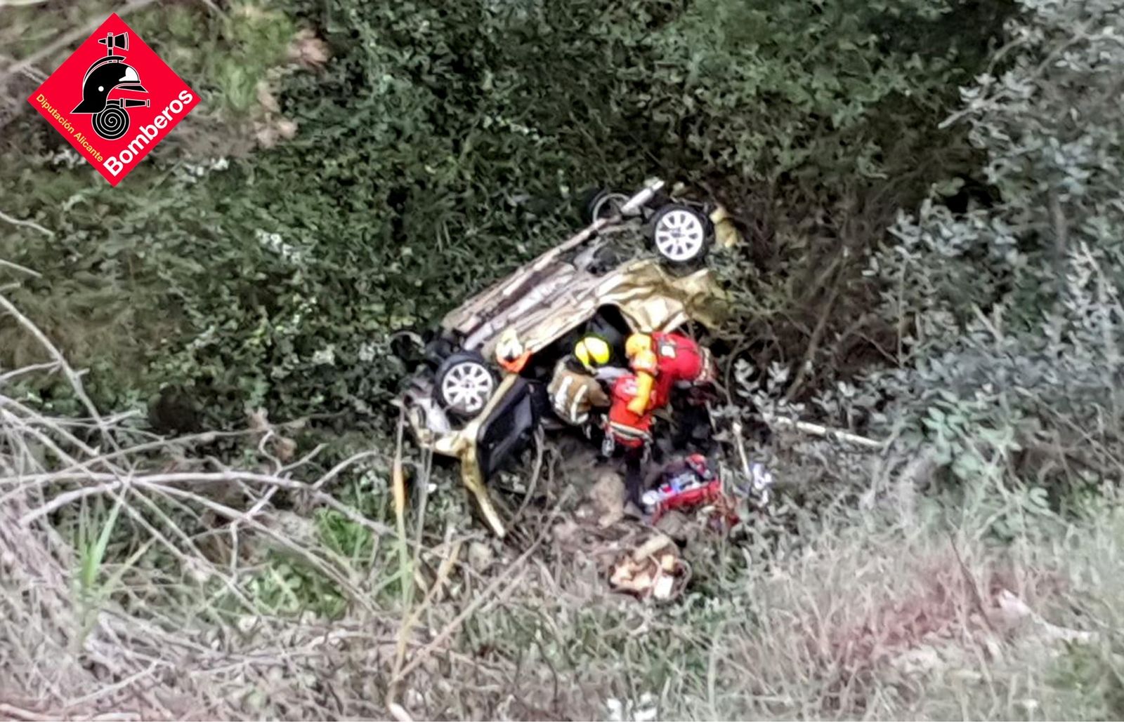 Localizado 20 horas después del accidente un coche despeñado con un muerto y un herido