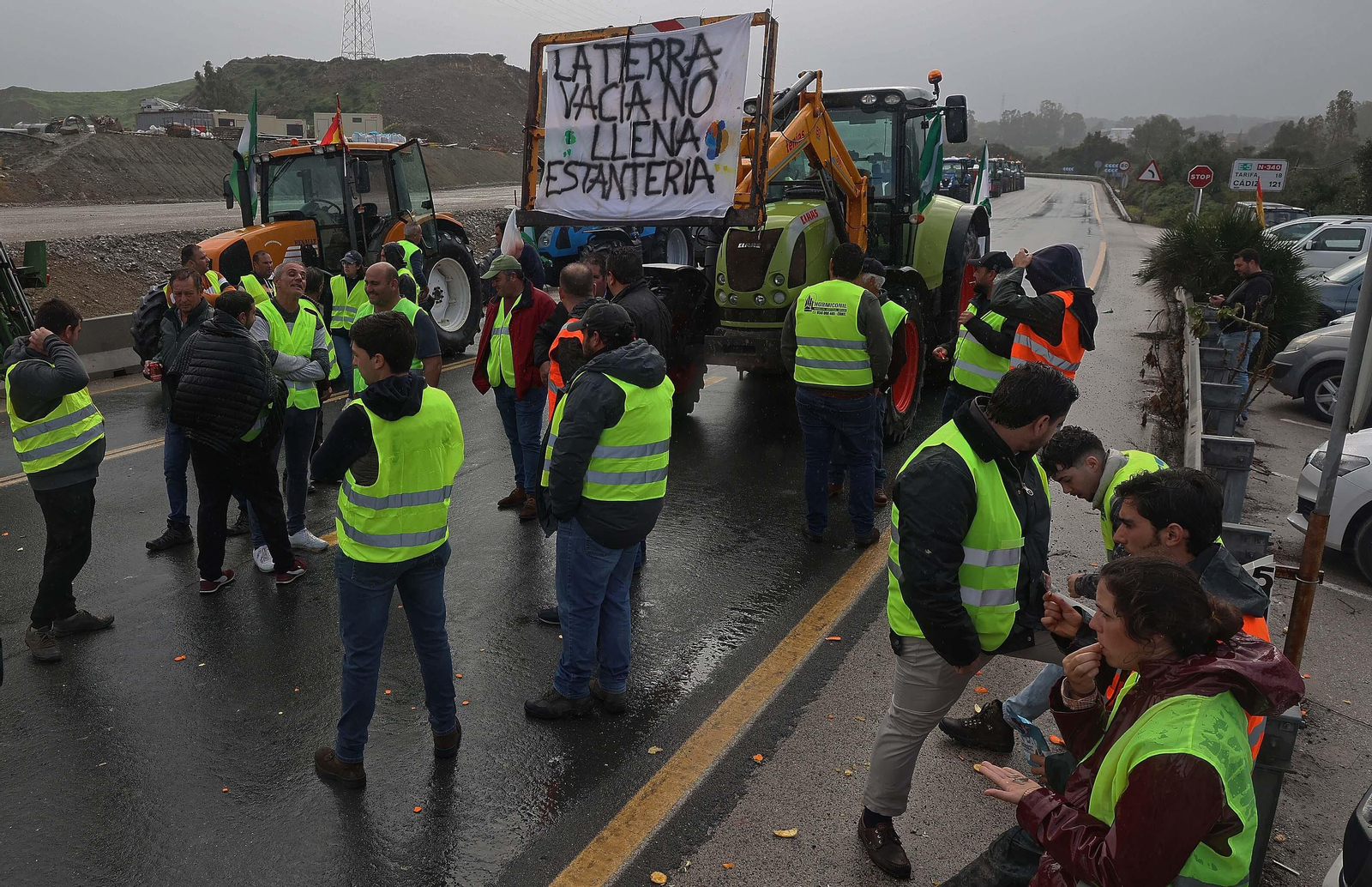 El corte del acceso sur de Algeciras por los tractoristas de Cádiz, en imágenes