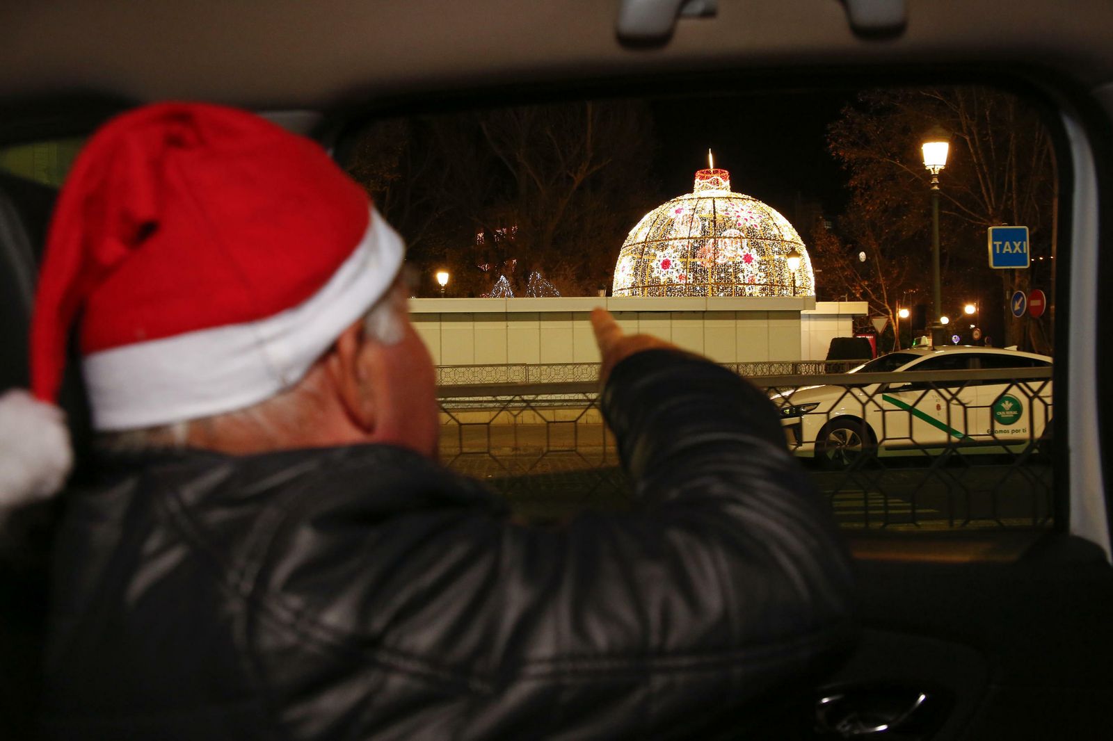 Los taxis que llevan el espíritu de la Navidad a Granada