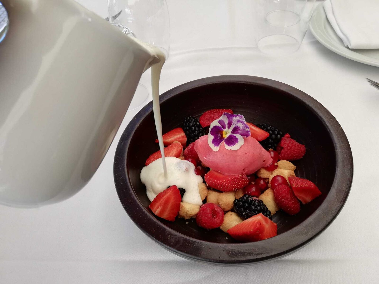 Sopa fría de queso, galletas de almendras, frutos rojos y sorbete de frambuesas de Restaurante Tellus