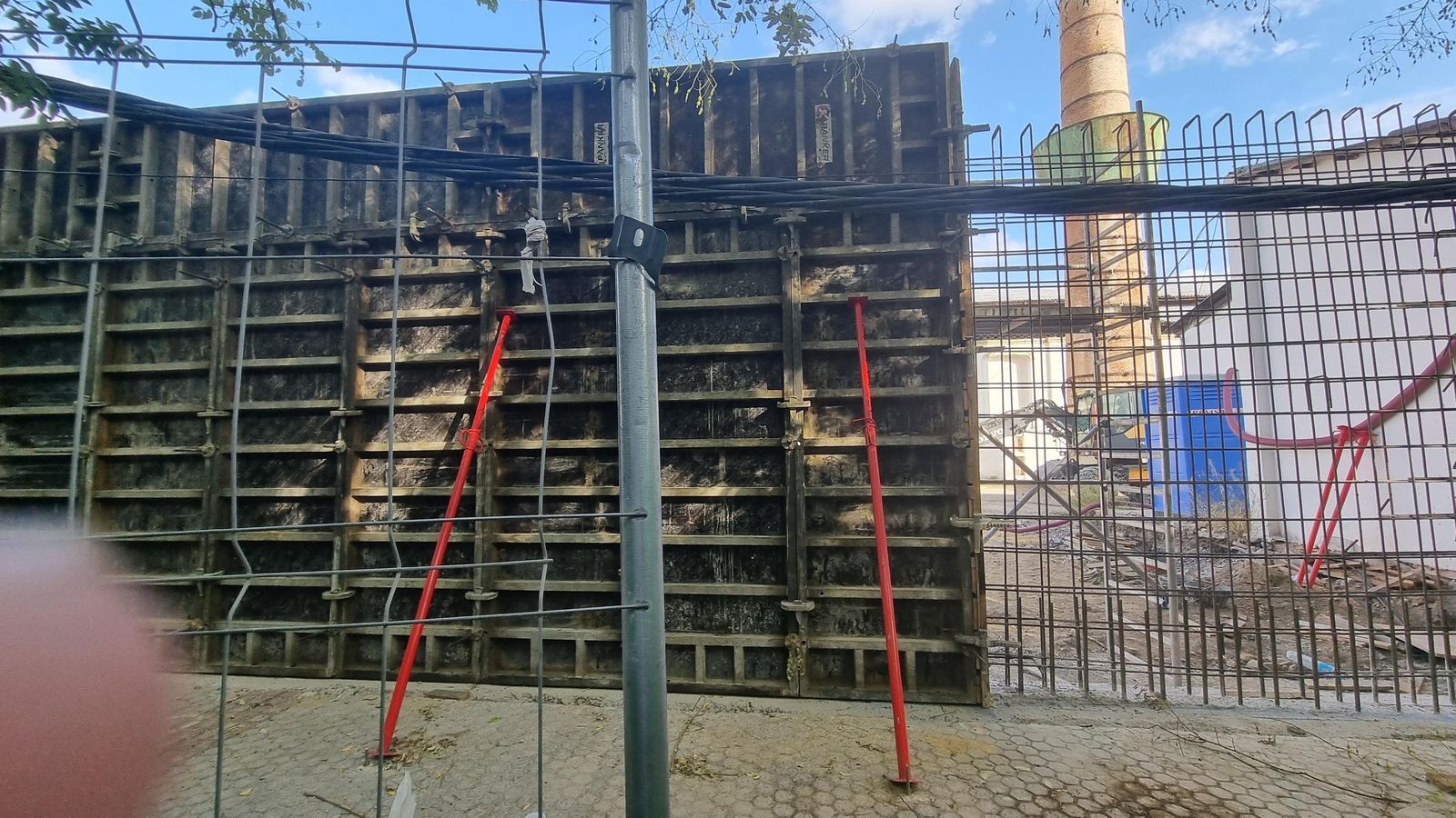 Otra vista del muro que se está levantando