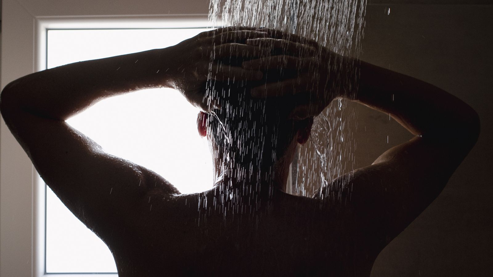 Una persona en la ducha