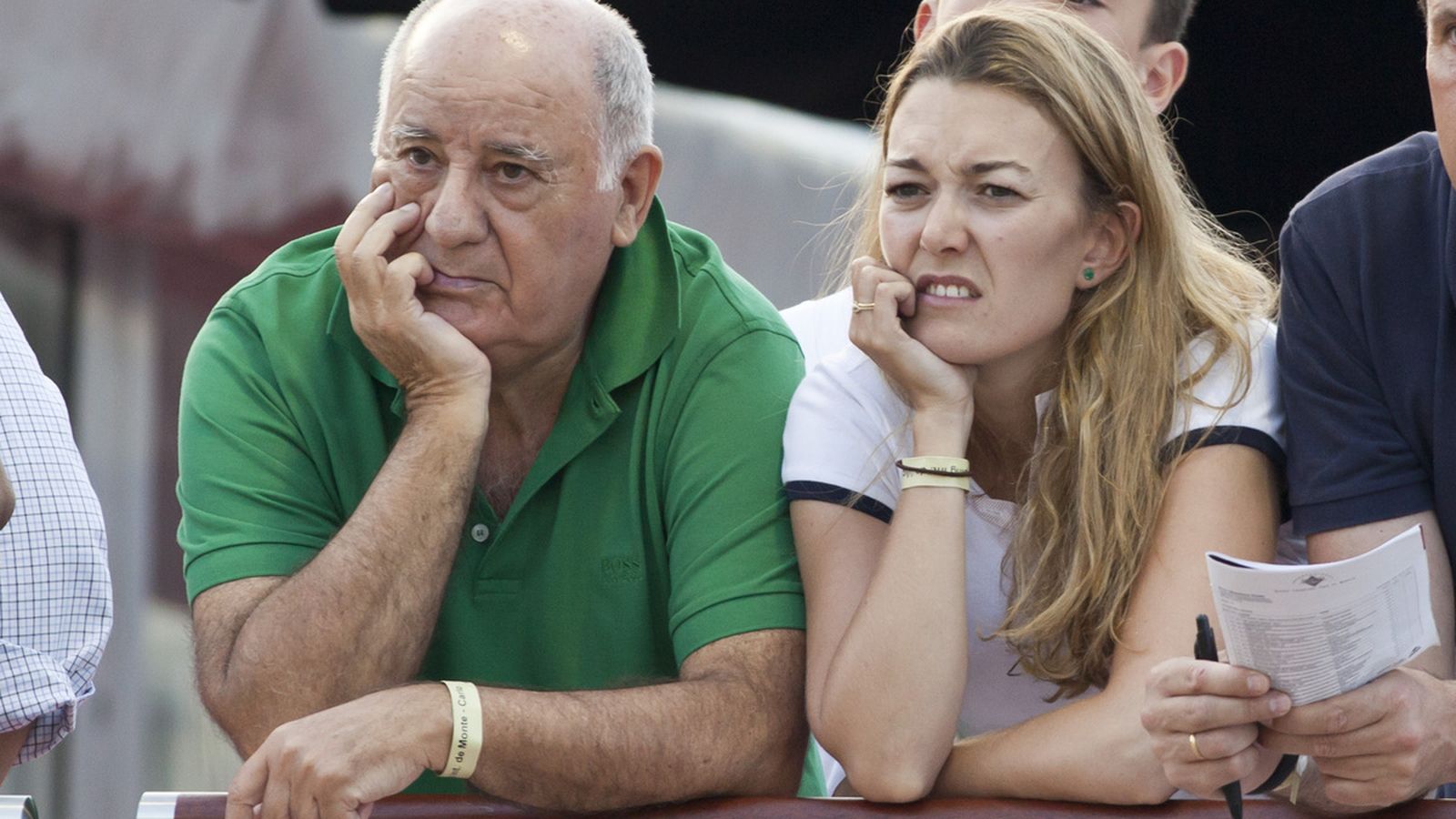 Amancio, con su hija Marta, en una competición hípica.