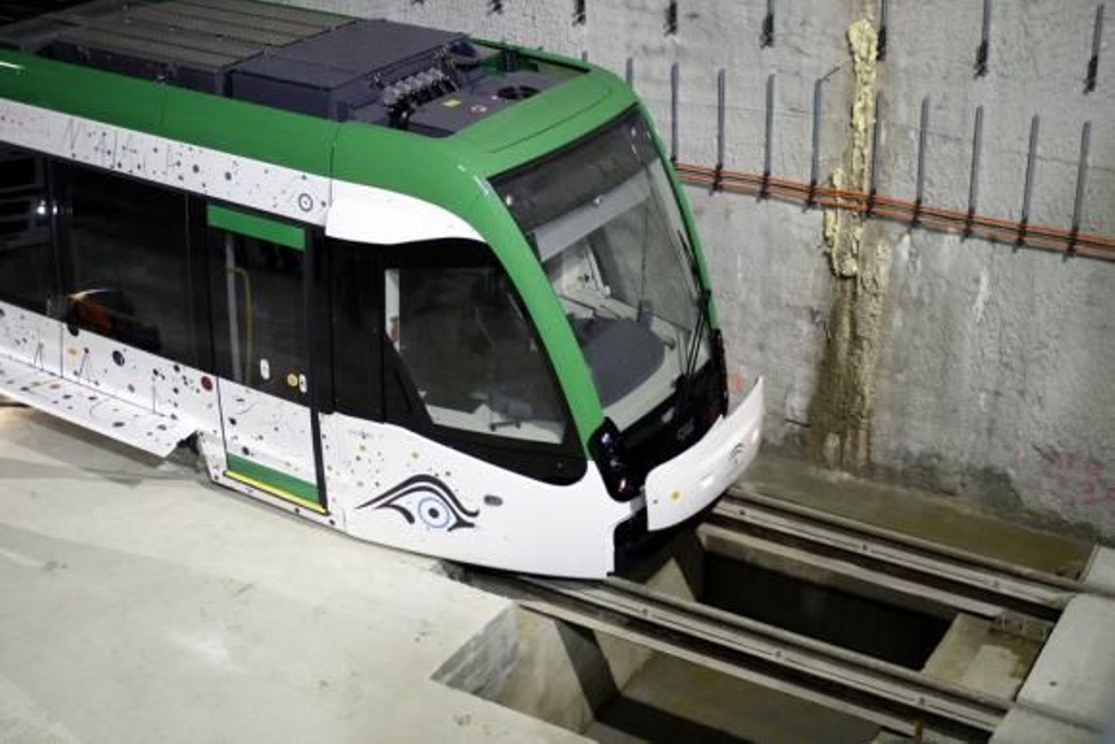 La segunda unidad de los trenes del Metro llega a la estación Palacio de Deportes para realizar las pruebas