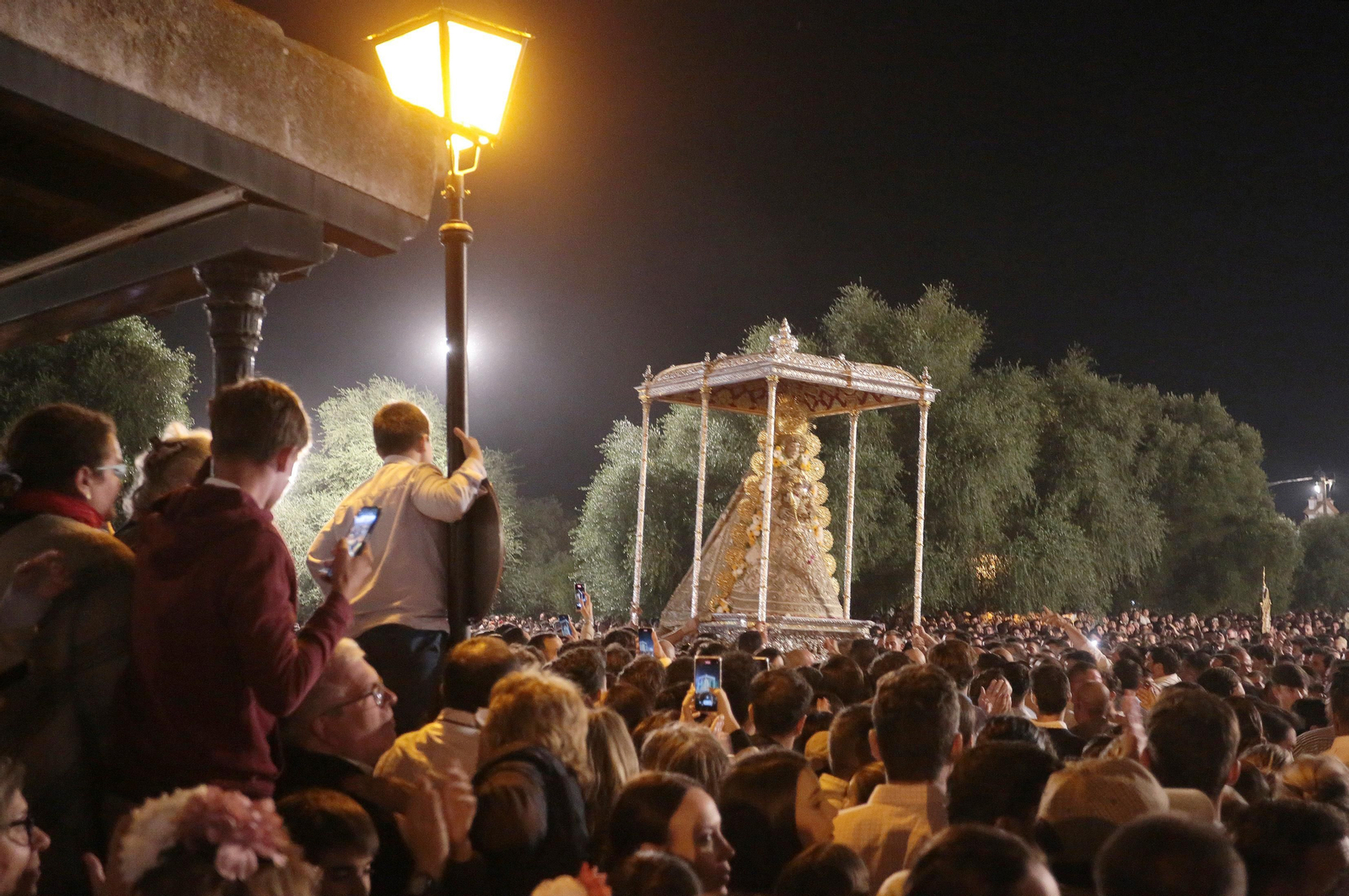 El Rocío 2023: Salto a la reja y procesión de la Virgen del Rocío en imágenes