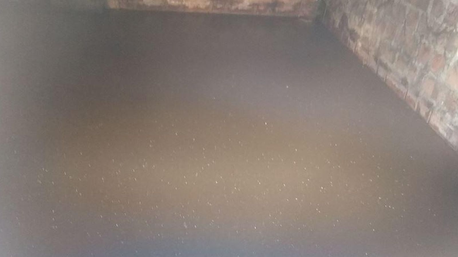 Los sótanos de las viviendas sociales de la calle Valdés, inundados con aguas estancadas.