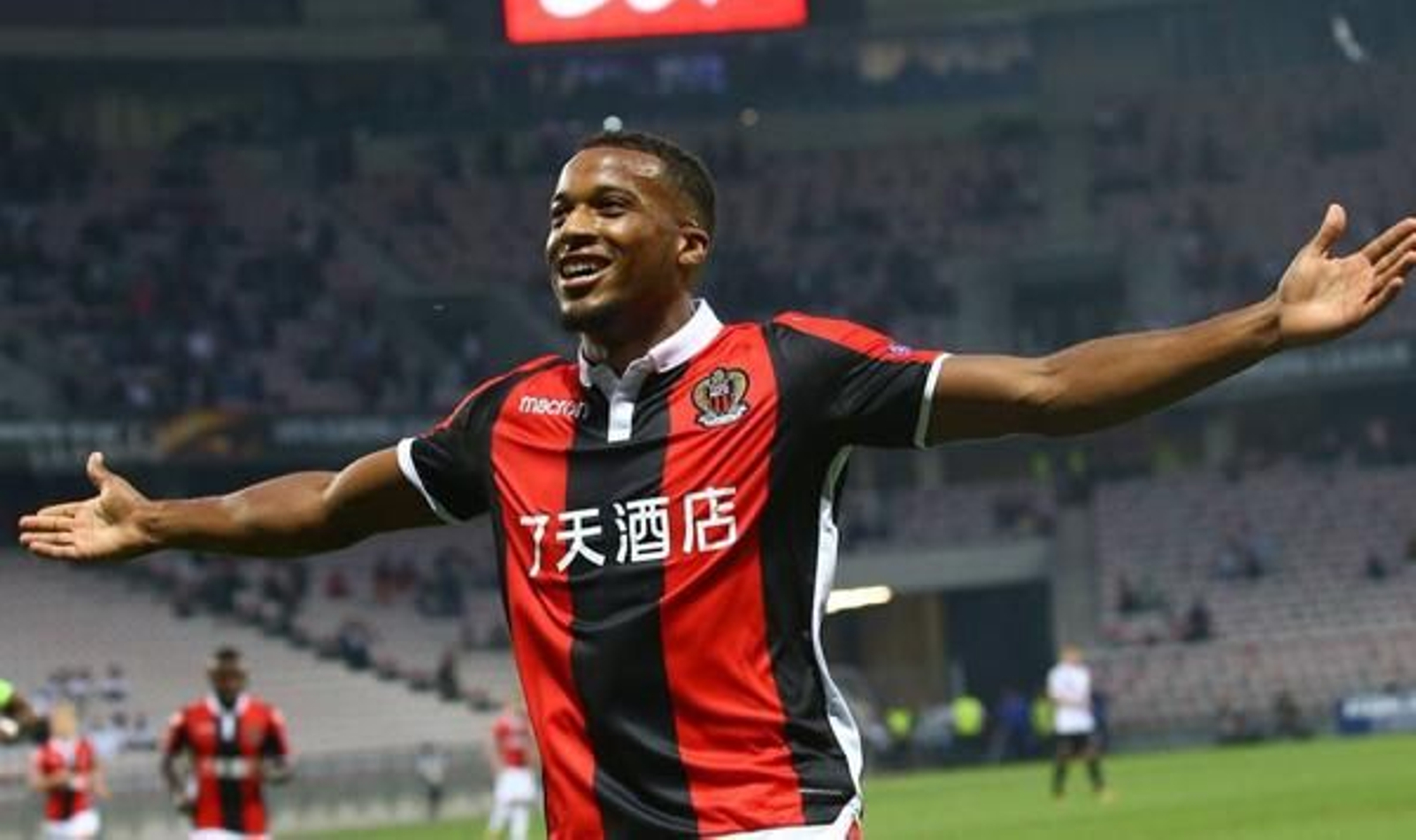 Alessane Plea celebra un gol con el Niza.