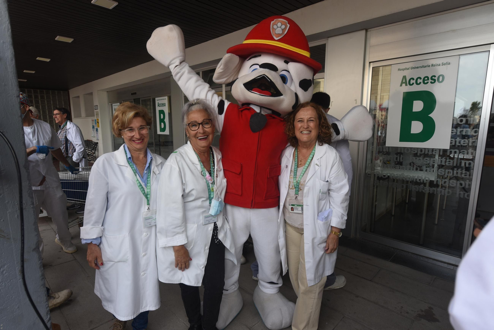 El Reina Sofía celebra el Día del Niño Hospitalizado con la visita de los bomberos, en imágenes